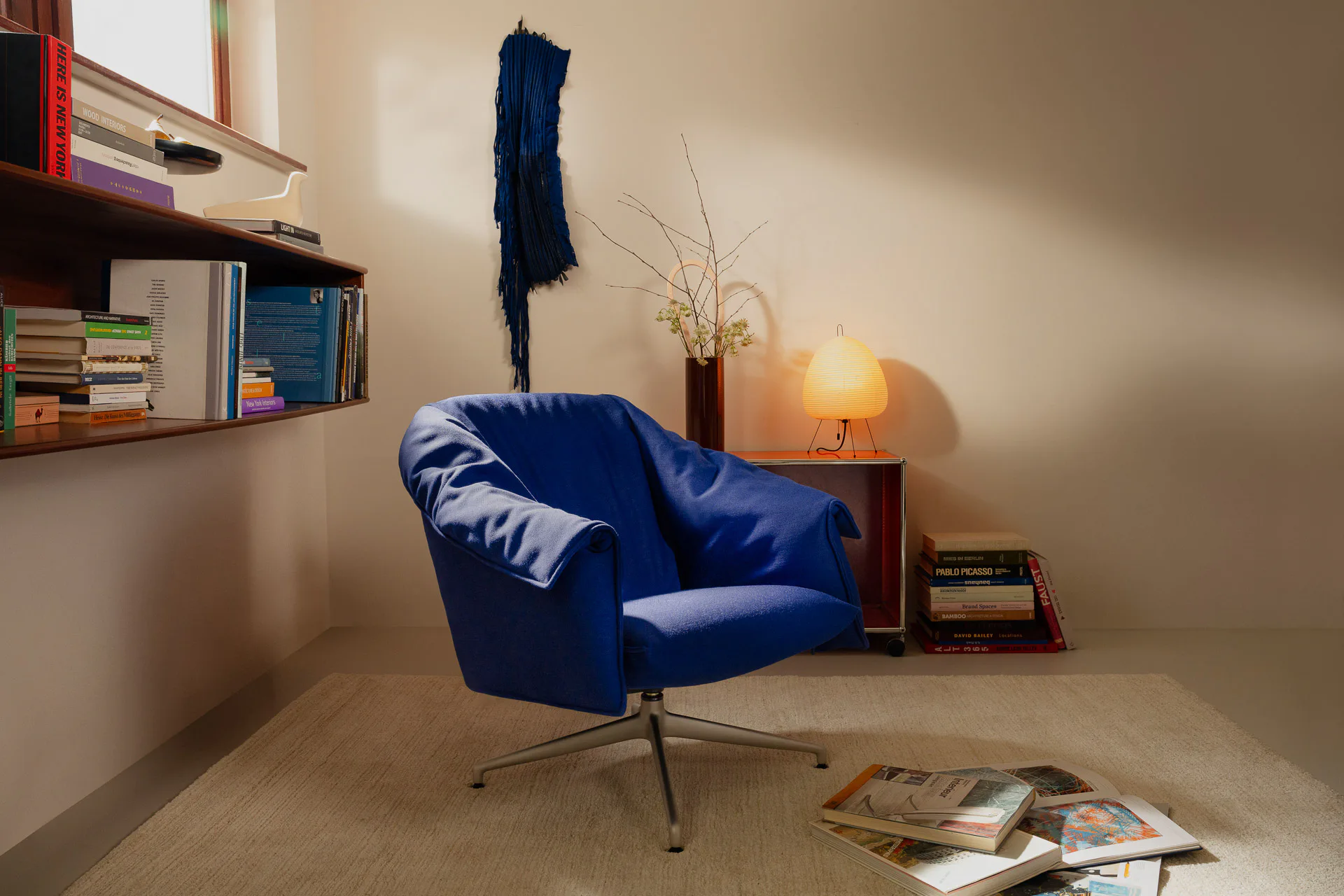 Der Lounge Chair Bascule verzichtet auf Verklebungen und Materialverbunde. Bezug, Polsterung und Konstruktion lassen sich voneinander trennen.