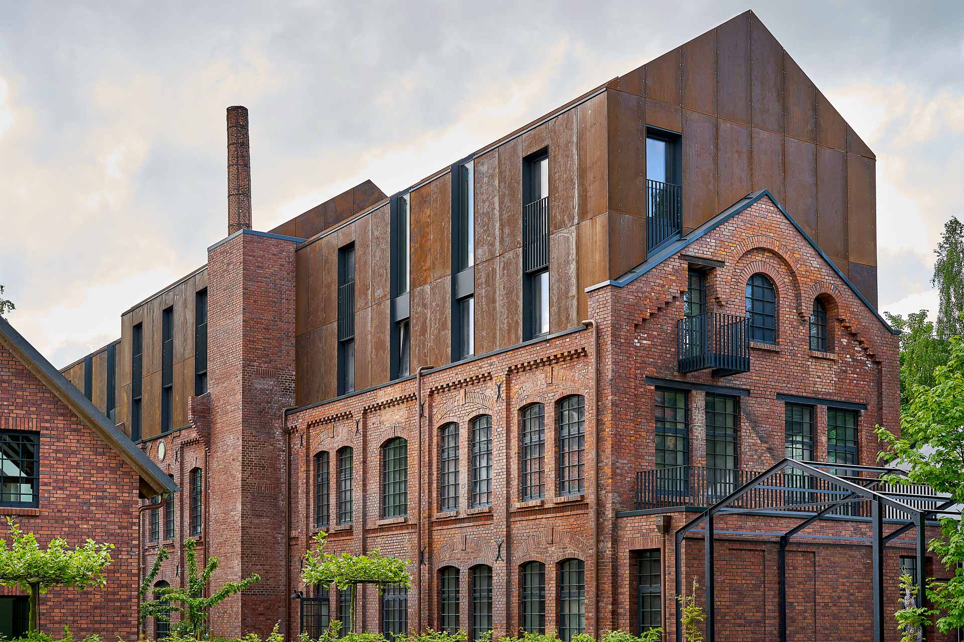 Respektvoller Umgang mit historischer Bausubstanz: Querkopf Architekten transformieren denkmalgeschütztes Industrieareal in Kassel zu modernem Wohnquartier.