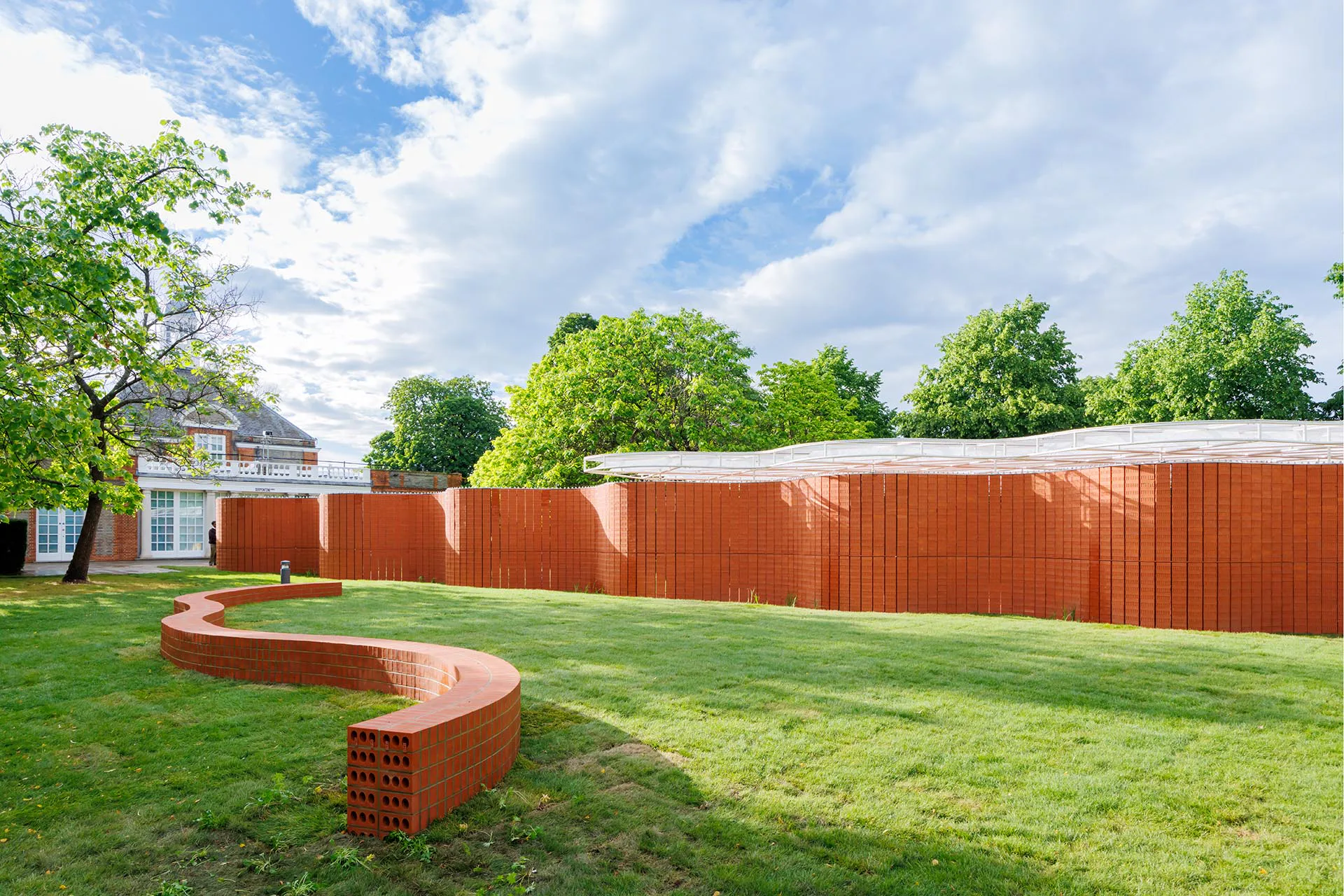 The curved brick structure, which winds its way along Kensington Gardens, achieves maximum stability with minimal material.