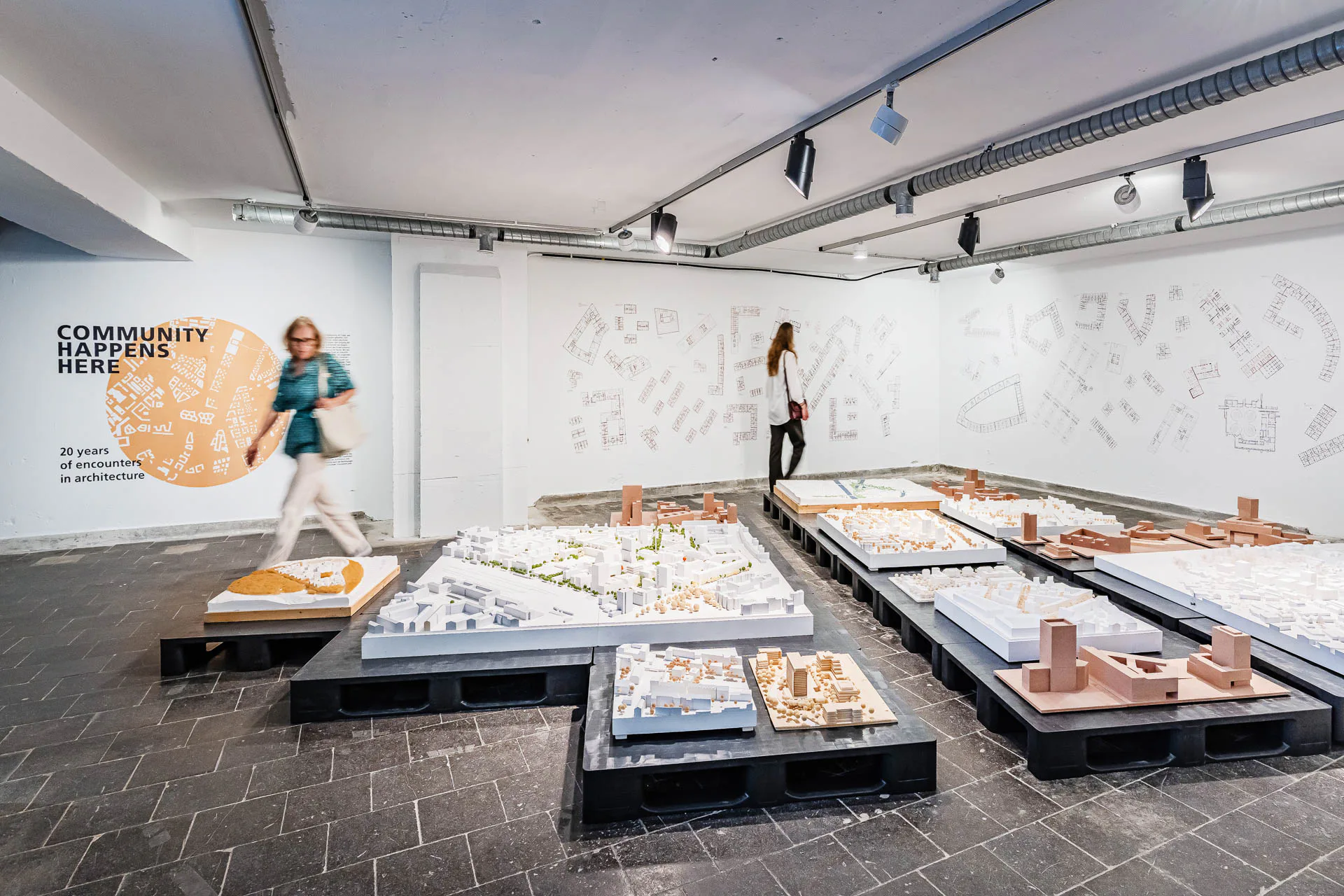 Blick in den unteren Ausstellungsraum mit den städtebaulichen Modellen