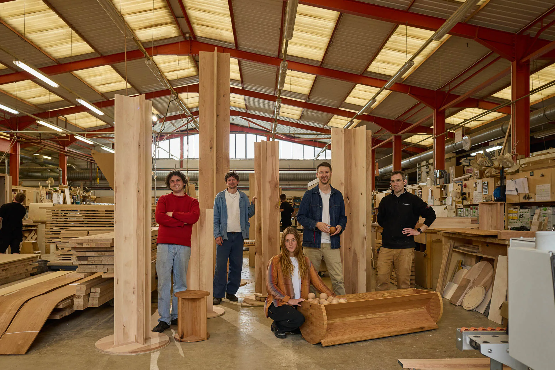 Mitre & Mondays sowie Martin Penrose und Mark Carey von Benchmark während der Entstehung von Wood for the Trees in der Benchmark-Werkstatt. Die Installation macht die Lieferkette von Laubholz zum Thema.
