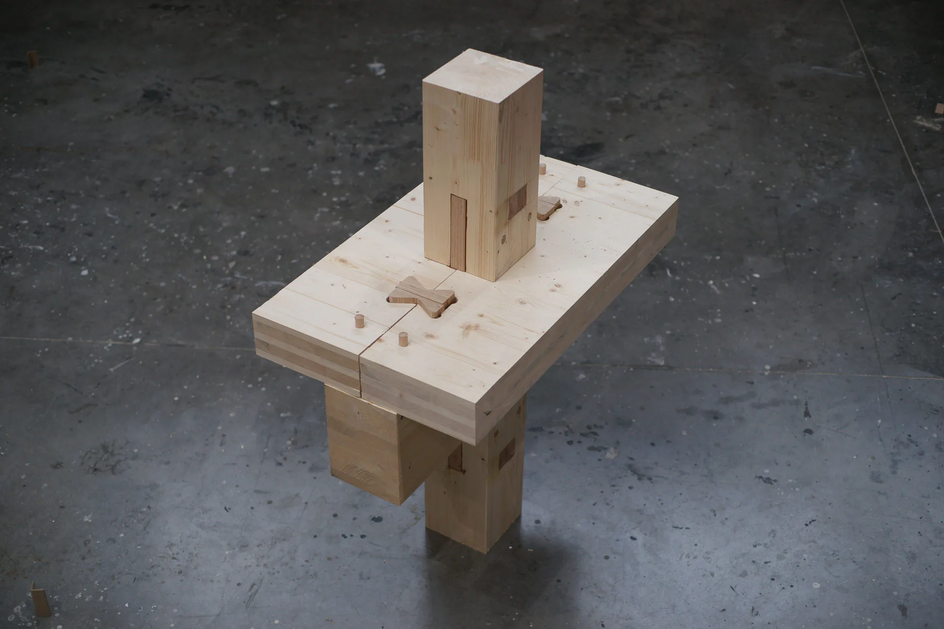 The interlocking connection of columns, slabs and beams is achieved exclusively using timber joints.