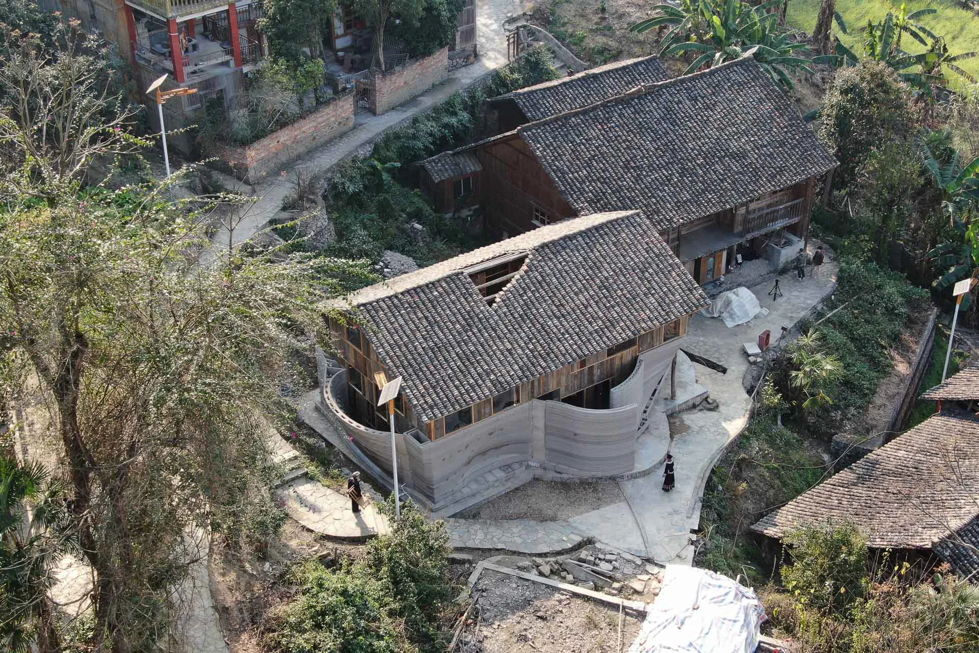 In seiner Kombination aus Tradition und Hypermoderne greift das „Traditional House of the Future“ die Selbstbau- und Selbst-Umbaumethoden moderner chinesischer Dorfbewohner auf.