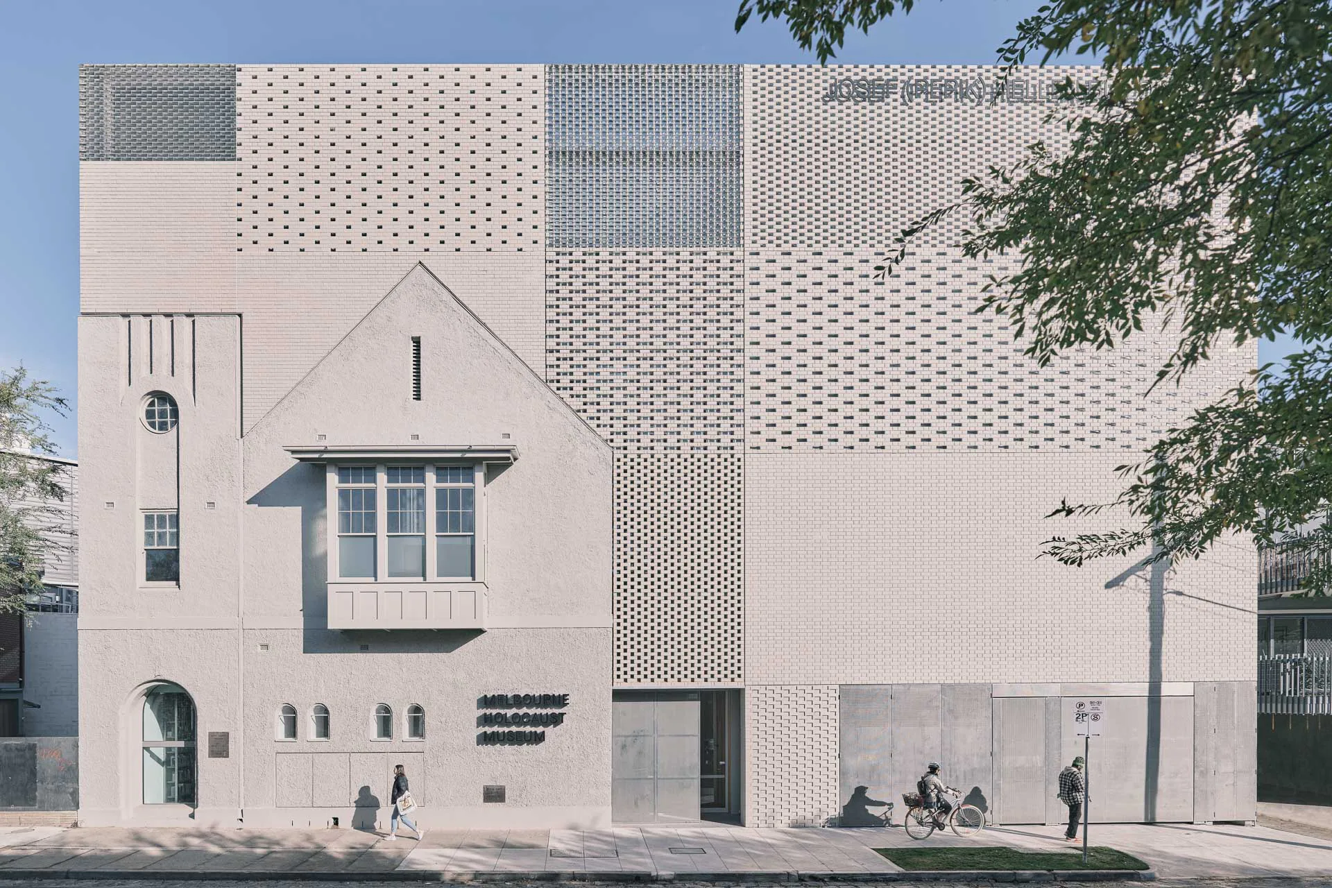 Die Straßenfassade des Holocaust-Museum in Melbourne besteht aus neun Mauerwerksverbänden mit unterschiedlichem Transparenzgrad. Dahinter verbirgt sich eine bombensichere Betonstruktur.