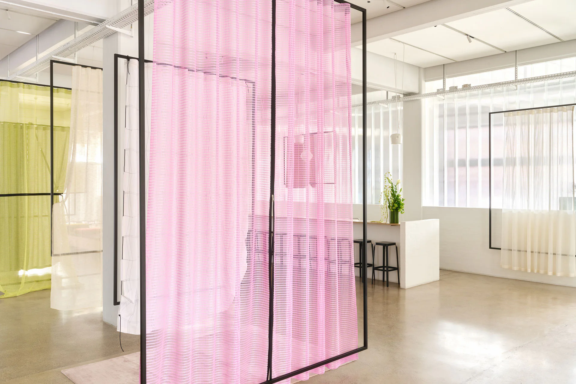 Magnet, Kvadrat: offenes Kettengewirke in Netzstruktur, 100 % recyceltes Polyester FR, flammhemmend, 290 cm breit, 10 Farben.