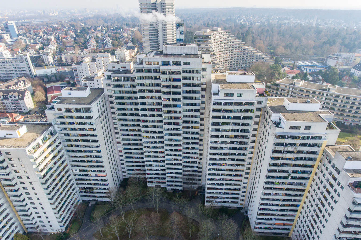 Die ursprüngliche Fassade des The Saxxon bestand aus unschön gealterten Zementfaserplatten, die heutigen technischen und energetischen Anforderungen nicht mehr entsprachen.