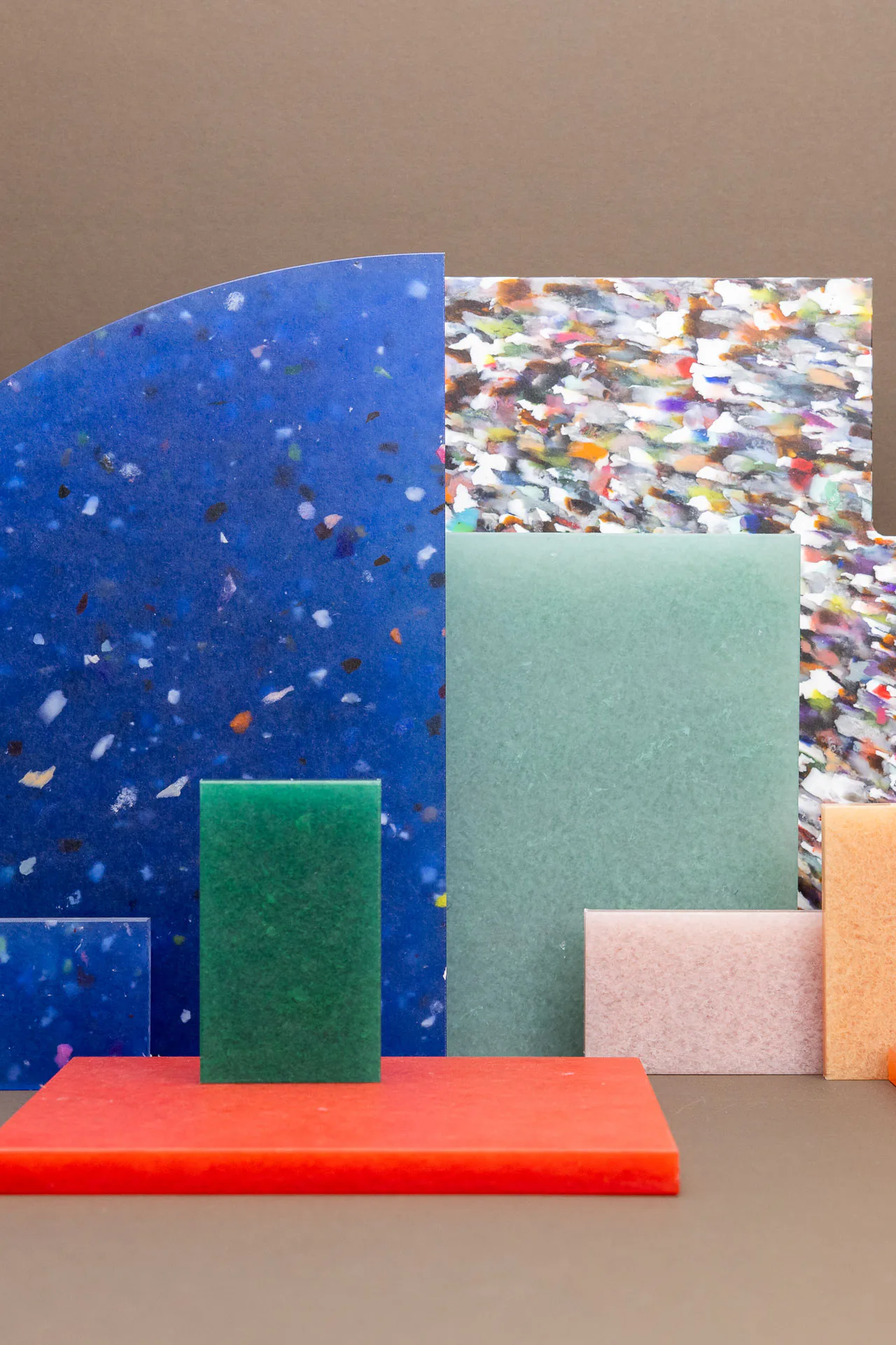 Kunststoff-, Textil- und weitere Rezyklate prägen Farbe und Struktur der Werkstoffe von Smile Materials.