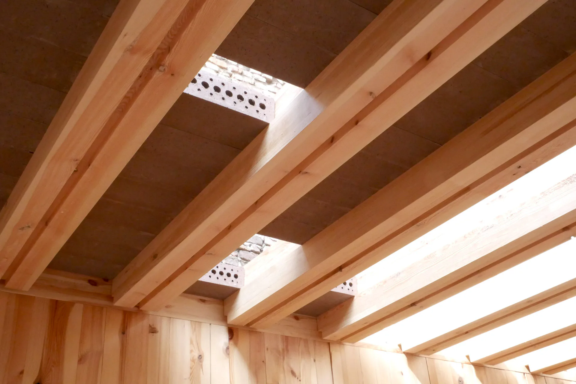 Detailaufnahme der Holz-Lehm-Hybriddecke