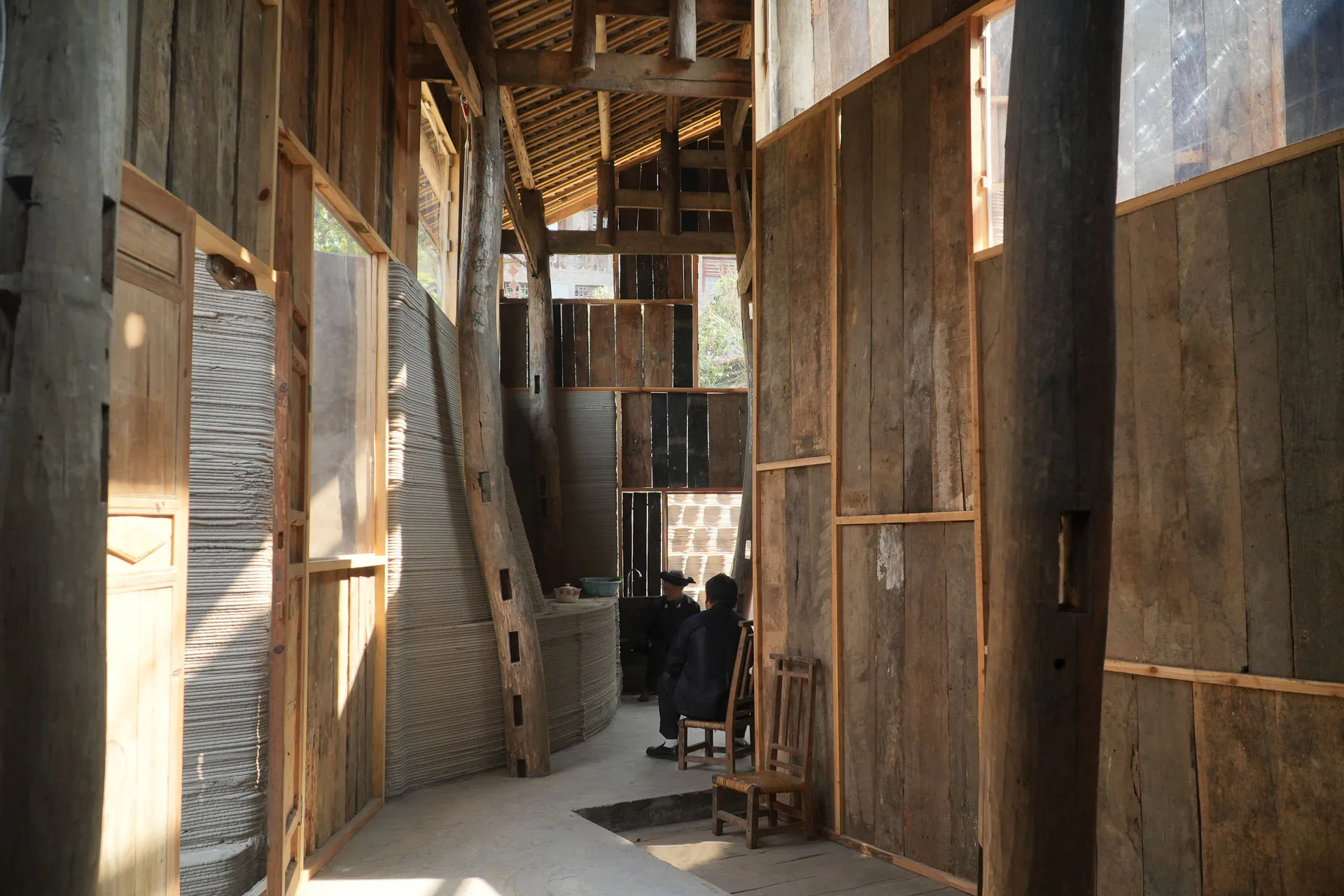 Im Inneren des Hauses entstehen interessante Reibungsflächen aus historischem Holzbau und gedrucktem Beton.