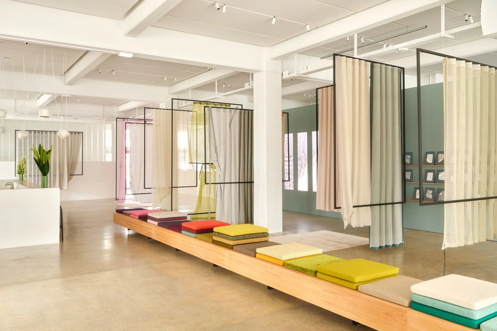 Magnet by Kvadrat: open, warp-knitted fabric with a mesh structure. Made from 100% recycled polyester, it is flame-retardant and 290 cm wide. Available in 10 colours.
