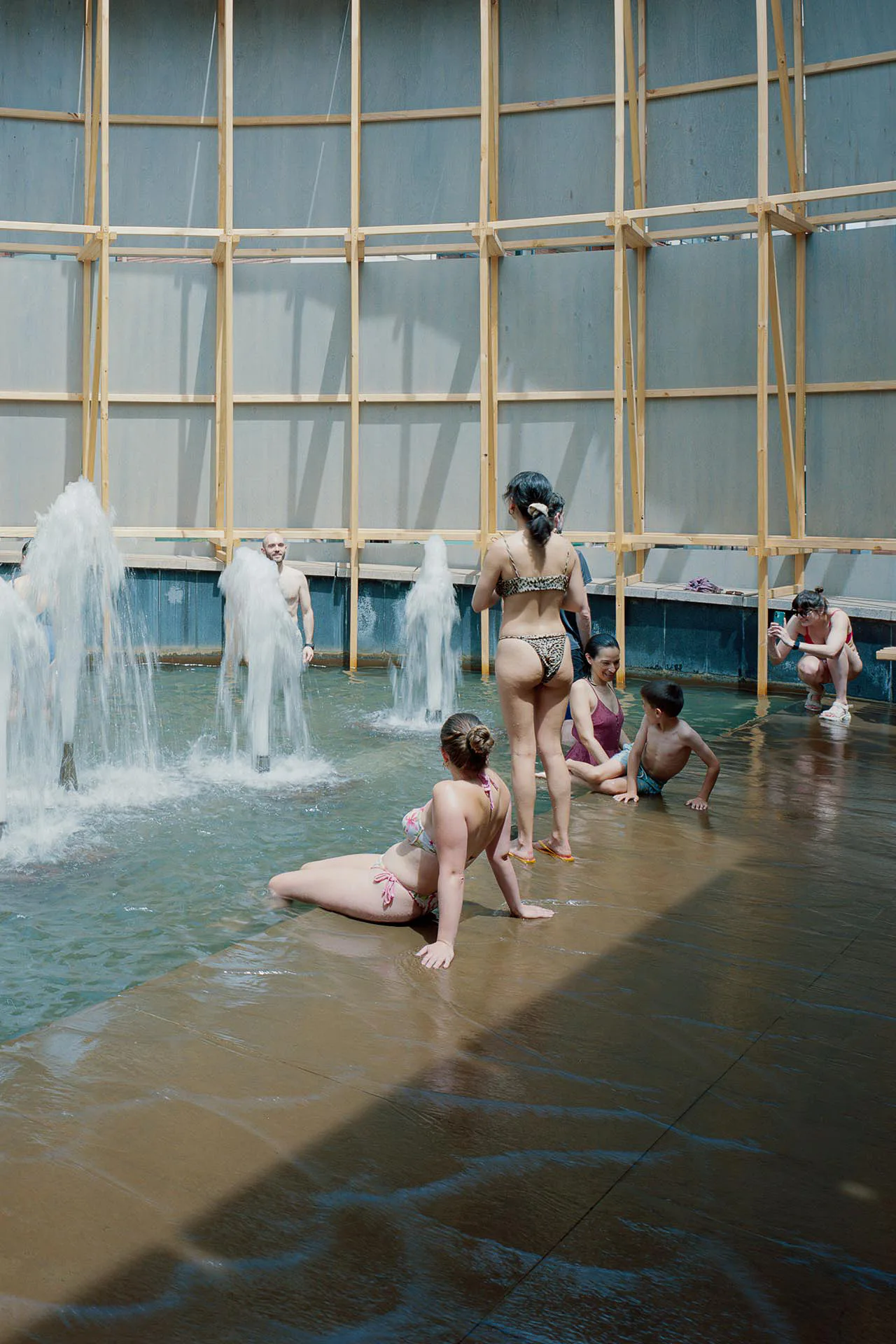 Der flache Springbrunnenrand wird zur Sitzbank am Wasser.