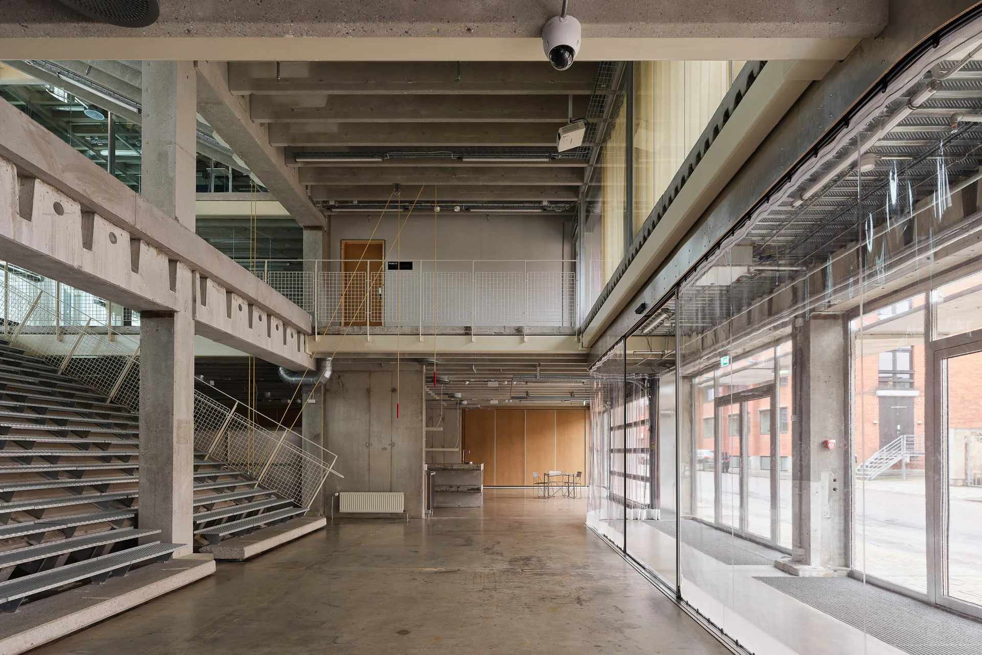 Das Foyer: Neue Metallteile sind im Farbton der vergilbten Radiatoren des Bestands gestrichen.