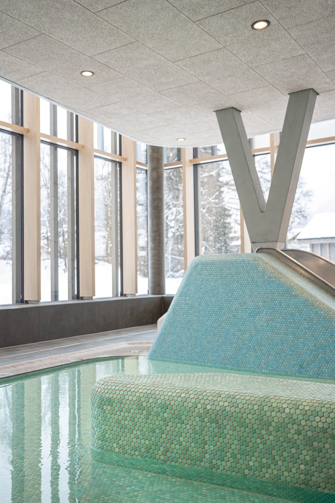 Keramische Formteile, Überlaufrinnen und Beckenfliesen bilden in der Schwimmhalle eine durchgängige Konstruktion für Wasserflächen und Beckenränder.