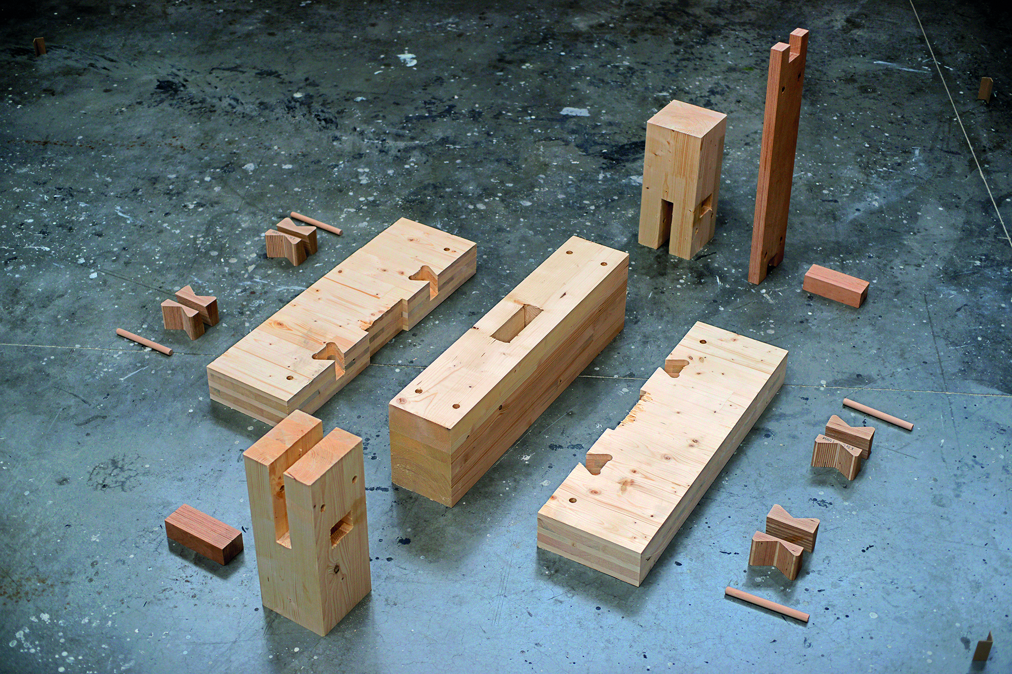 Die Knotenpunkte in der Konstruktion ­basieren ausschließlich auf Holzverbindungen. Dübel und Laschen aus Buchenholz verbinden die Stützen und Träger, sogenannte X-Fix-­Verbinder die Decken und Wände.