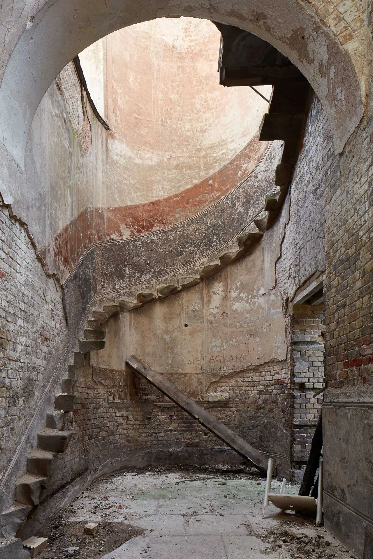 Der Brand zerstörte die Kirche vollständig. Auch die freiliegende Treppe ist stark demoliert.