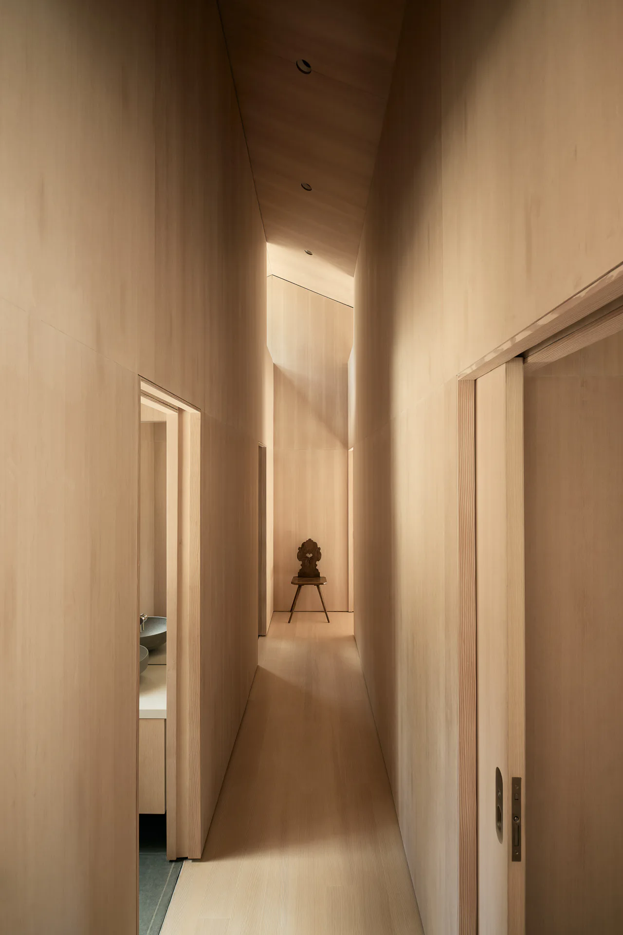 Die helle Verkleidung aus Douglasien Holz im gesamten Innenraum sorgt für eine warme Atmosphäre.