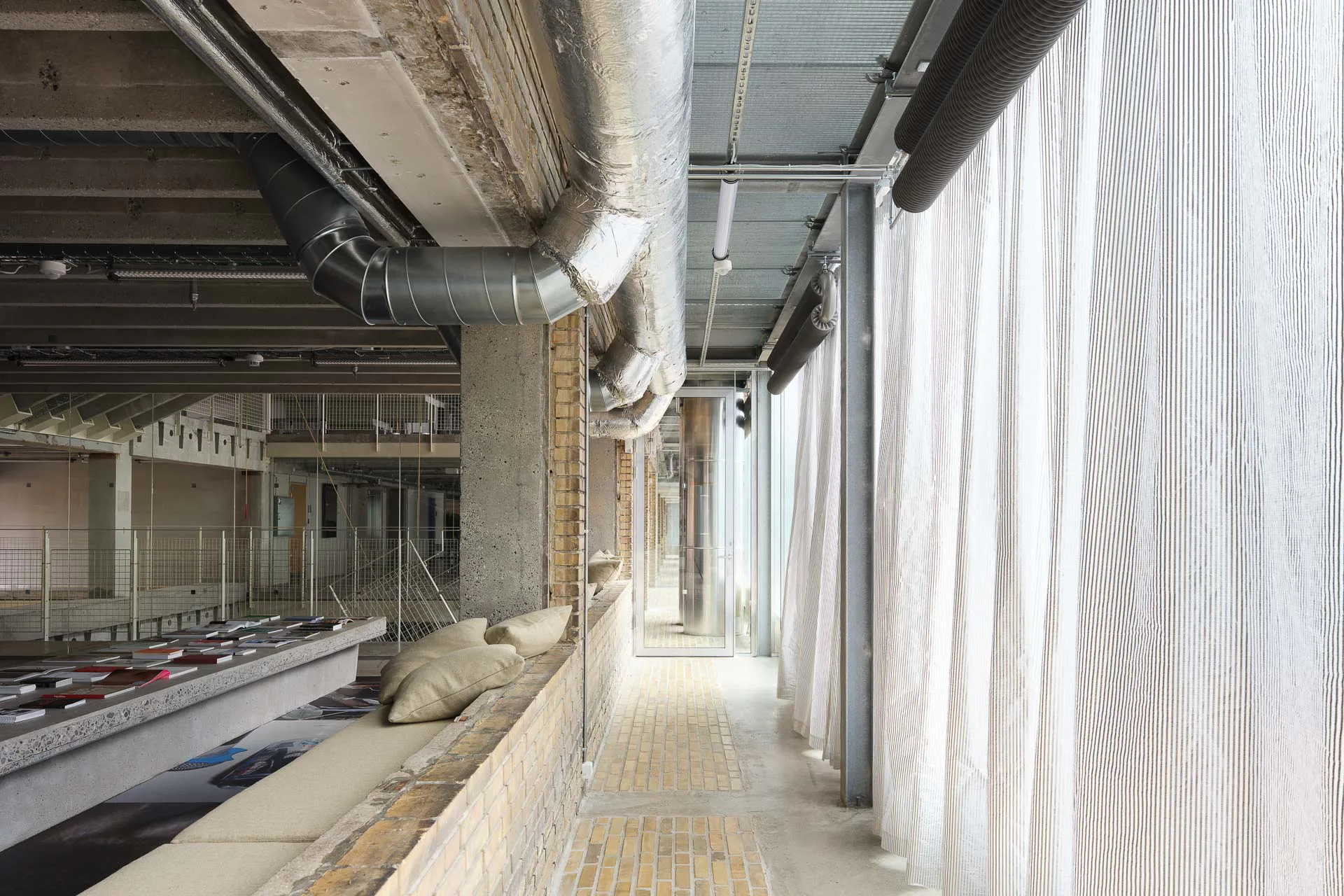 Ein 1,50 m breiter begehbarer Infrastrukturschacht erweitert die Südfassade. So bleibt Thoravej auch für künftige Umbauten flexibel.