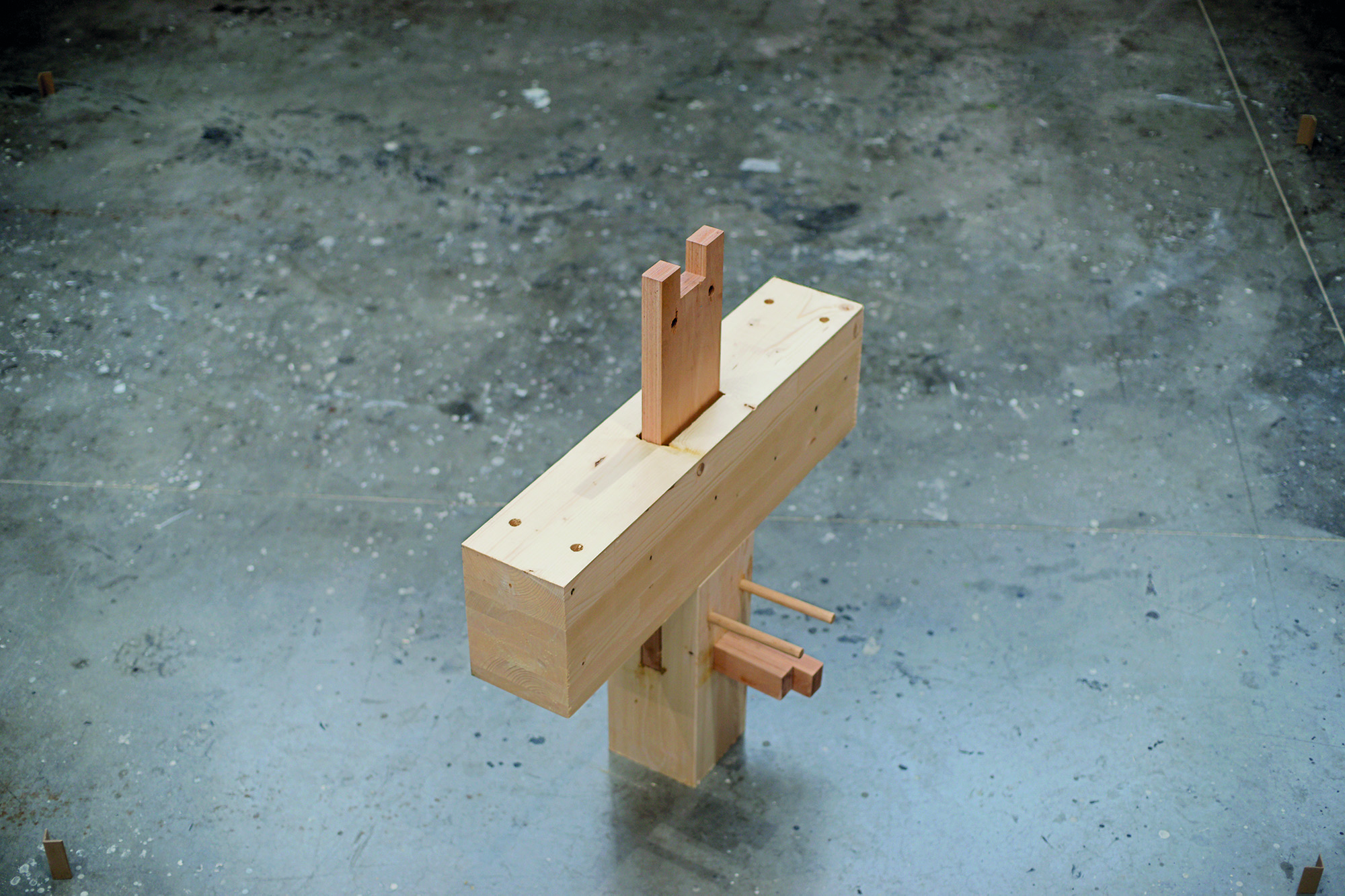 Die Knotenpunkte in der Konstruktion ­basieren ausschließlich auf Holzverbindungen. Dübel und Laschen aus Buchenholz verbinden die Stützen und Träger, sogenannte X-Fix-­Verbinder die Decken und Wände.