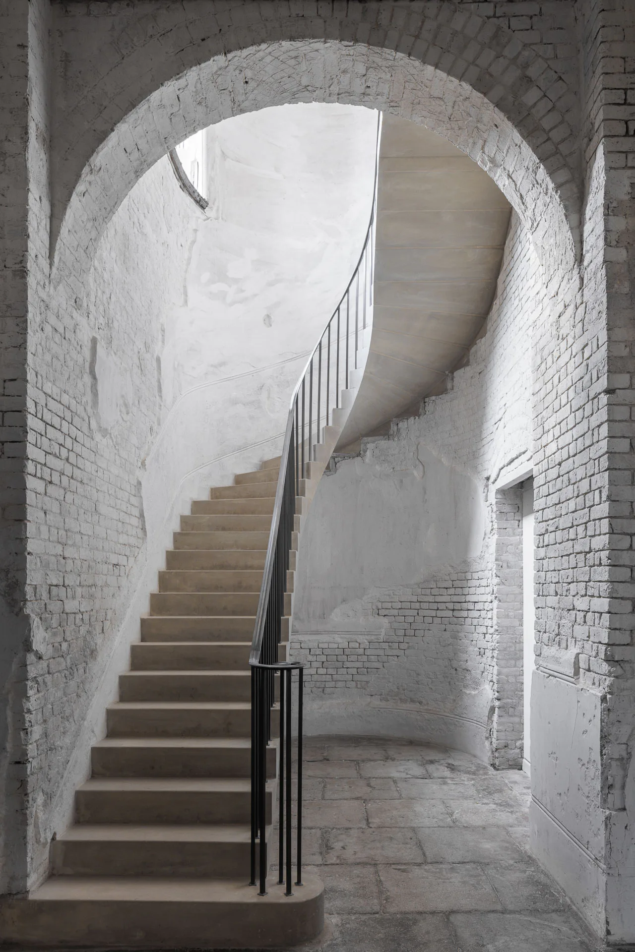 Hugh Broughton Architects renoviert eine Steintreppe, die als zweiter Fluchtweg dient.