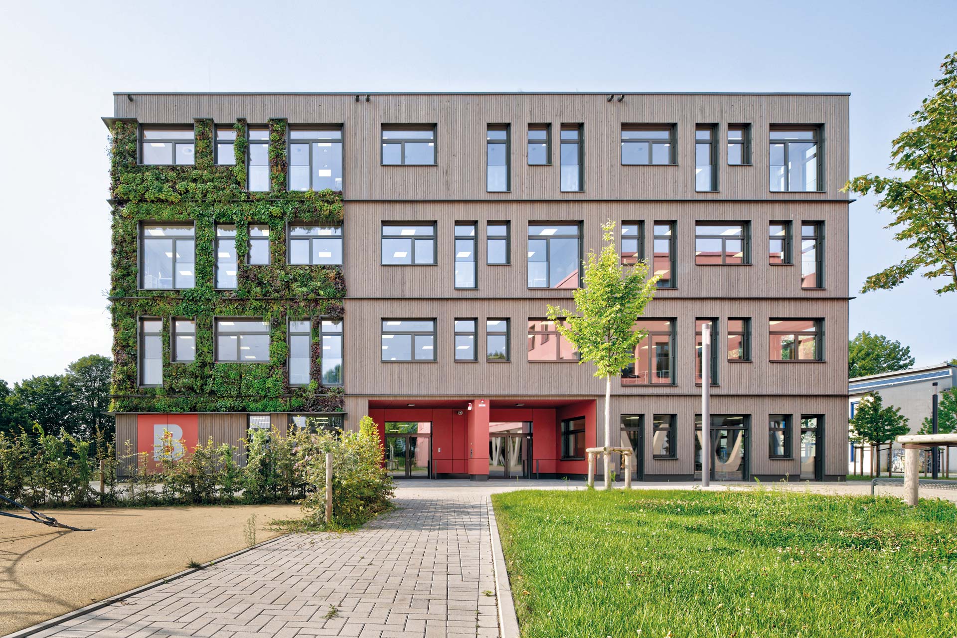 Für den Neubau der Reinoldi Gesamtschule in Dortmund haben Futur.drei Architekten ein modulares Gebäude mit Holzfassade und Begrünung entwickelt.