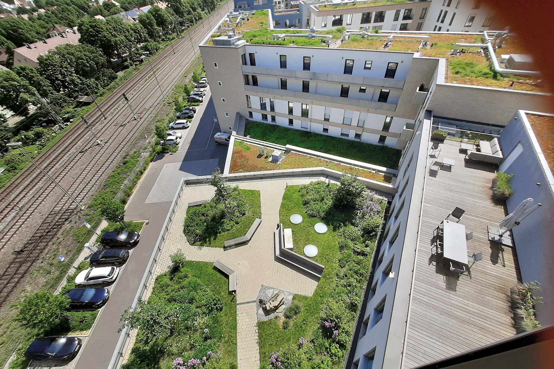 Die Dachterrasse auf dem Flachbau des Gewerbe- und Bürohauses Westspitze in Tübingen dient als Erholungsraum. Geplant wurde sie von Maier.Wasmer Landschaftsarchitektur.