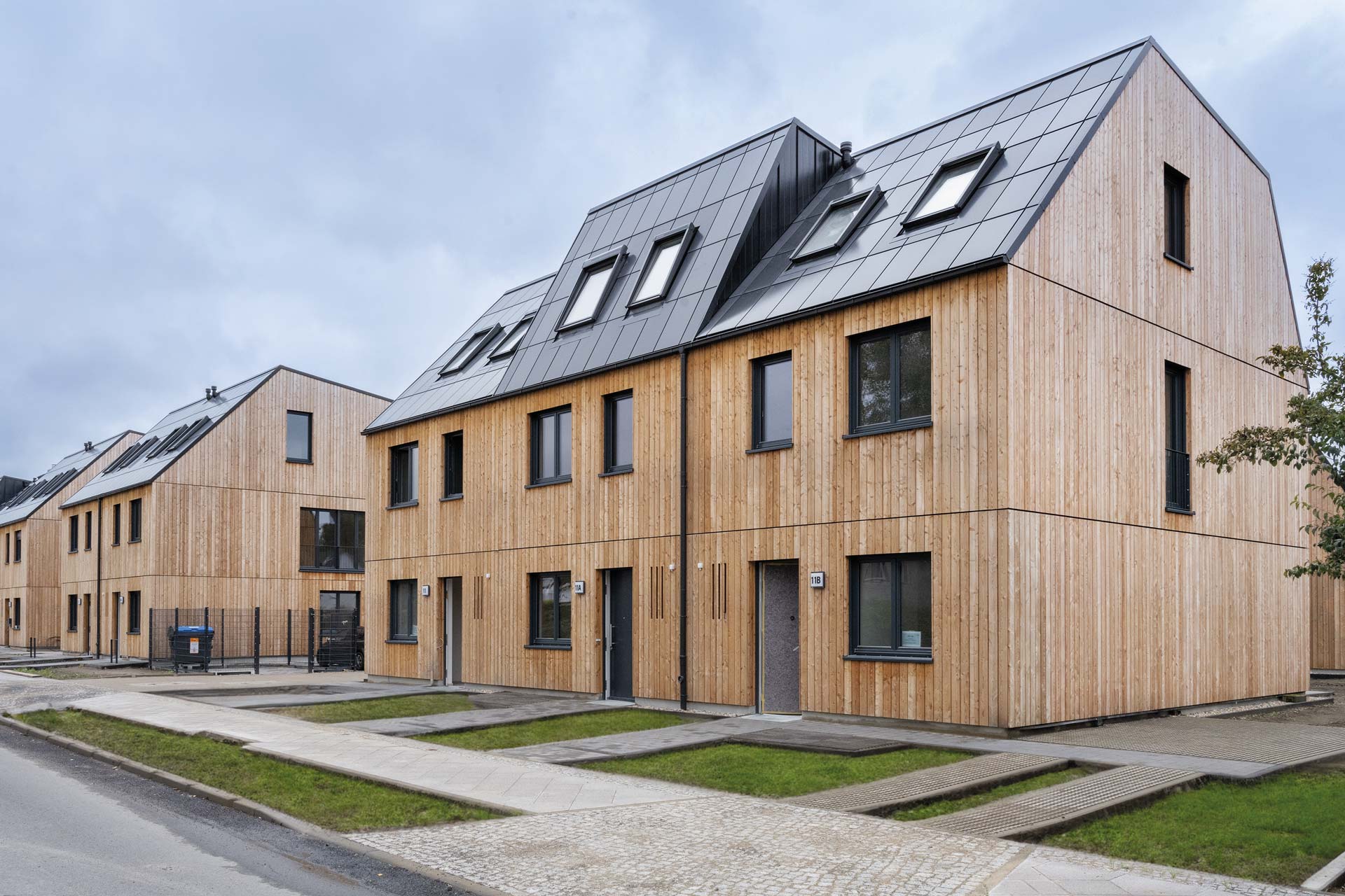 DIe Wohnhäuser im ökologischen Stadtquartier „Kokoni One“ sind mit Holz aus nachhaltiger Forstwirtschaft und unbedenklichen Baustoffen errichtet.