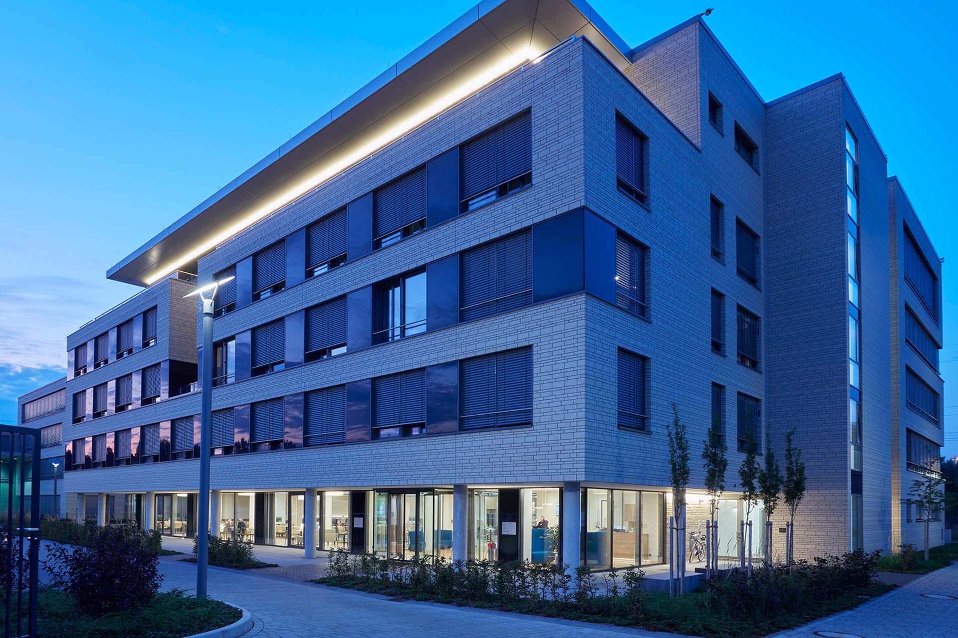 Außenansicht des Connext-Campus mit Büros, Kita, Hotel und Spabereich.