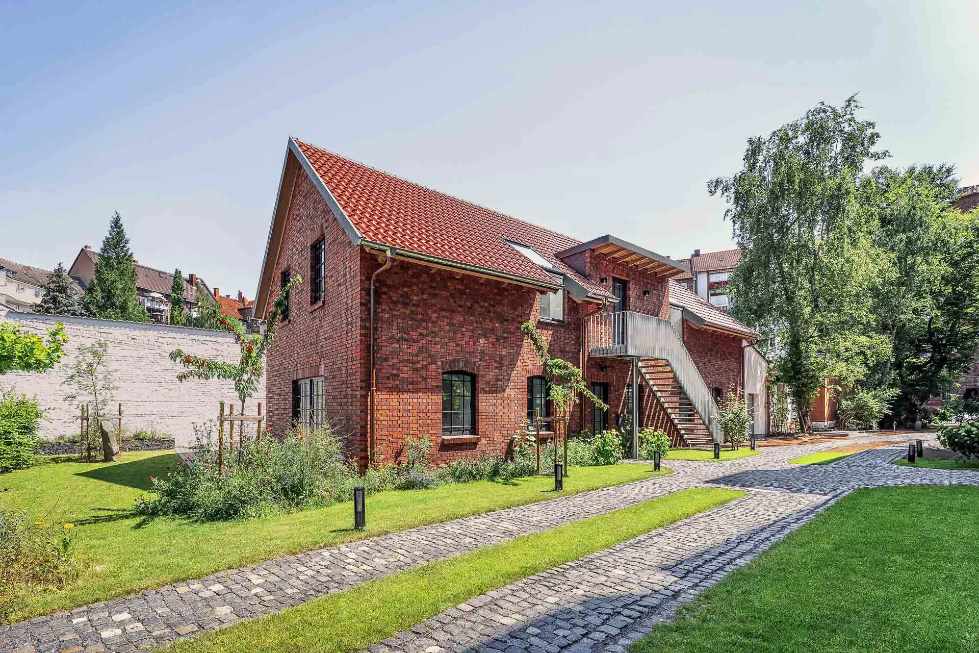 Das Punkthaus ist ein kleiner Backsteinbau, der parallel zum Hauptgebäude angeordnet ist.