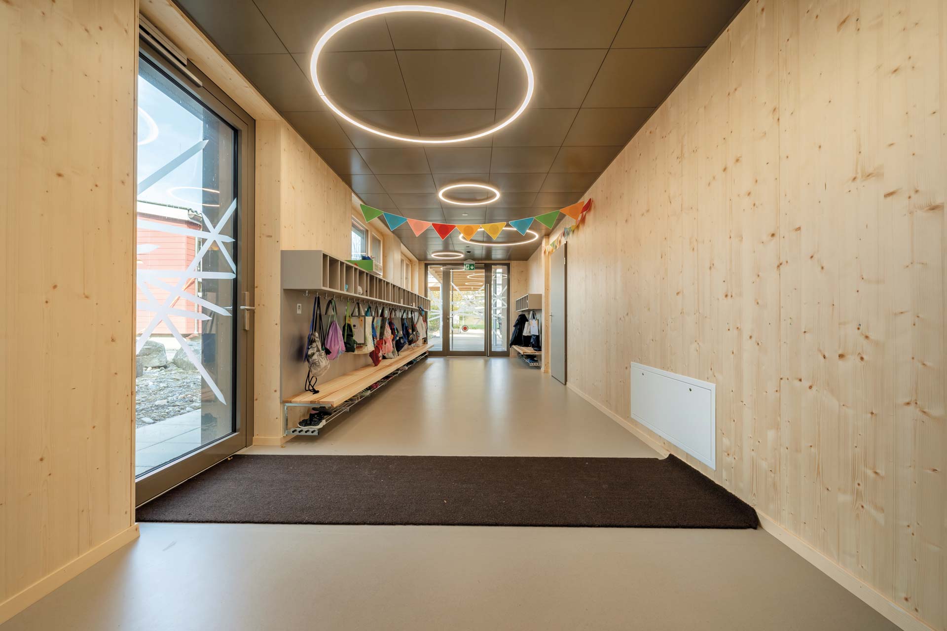 In nur neun Monaten haben As zwöi Architekten in Buchs Aargau (CH) den Kindergarten Triesch in Holz-Hybridmodulbauweise erweitert.