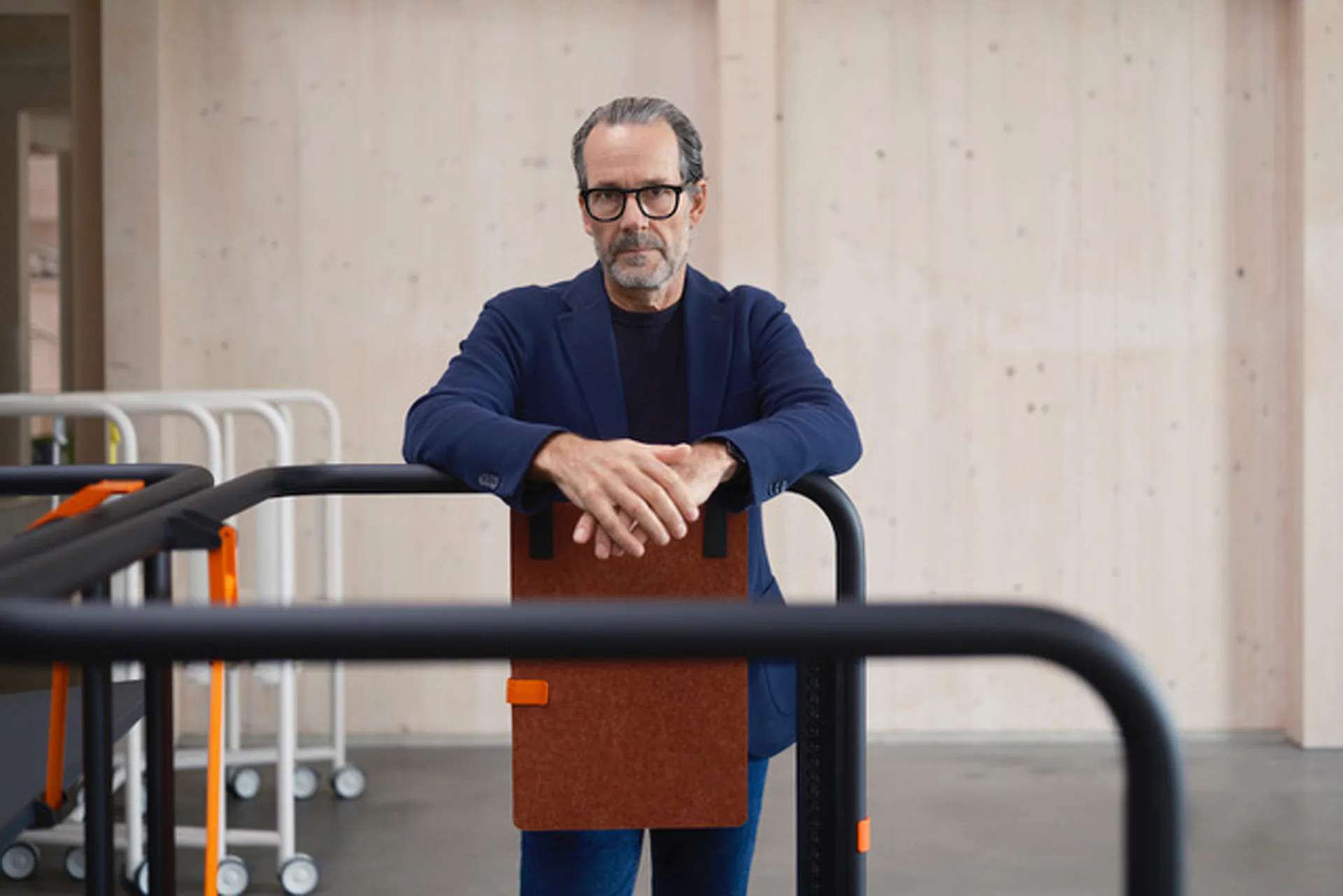Designer Konstantin Grcic mit Scout.