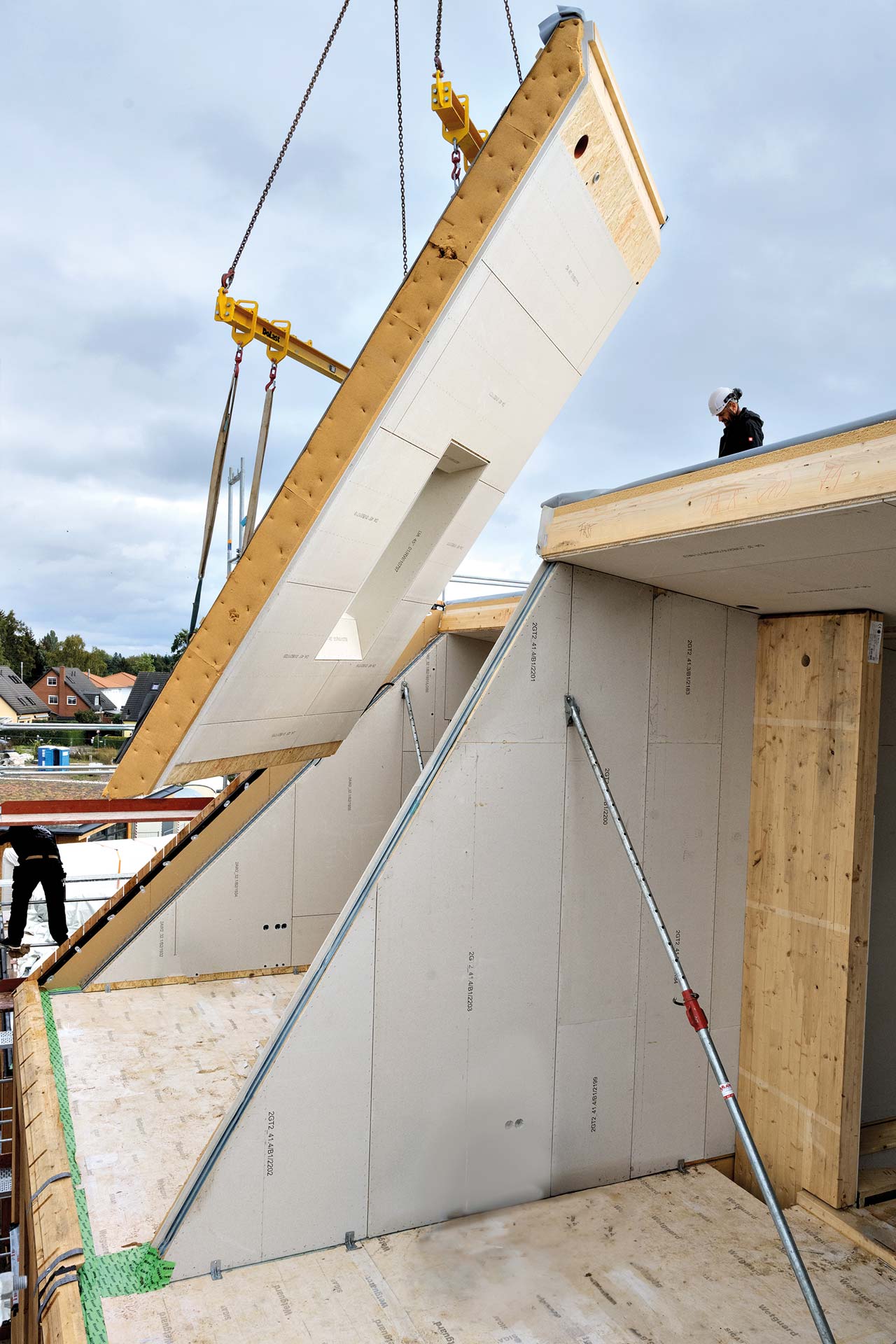 Montage der Dachelemente vor Ort: Alle Holzrahmenelemente sind raumseitig mit fermacell Gipsfaserplatten beplankt. Sie ergänzen die Holzkonstruktionen und das ökologische Baukonzept.