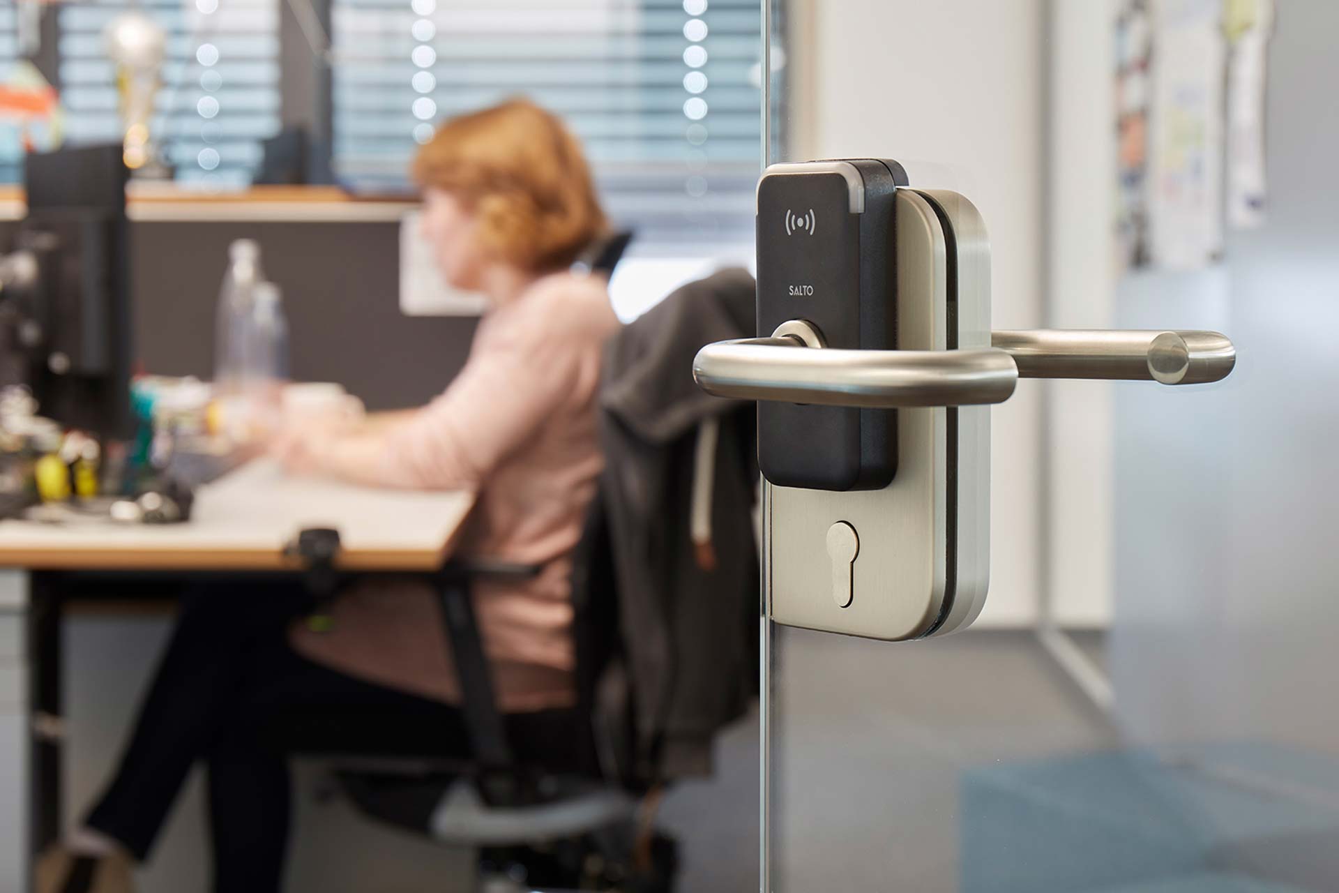 Elektronischer Kurzbeschlag XS4 Mini von Salto an einer Bürotür aus Glas von Connext Communications.