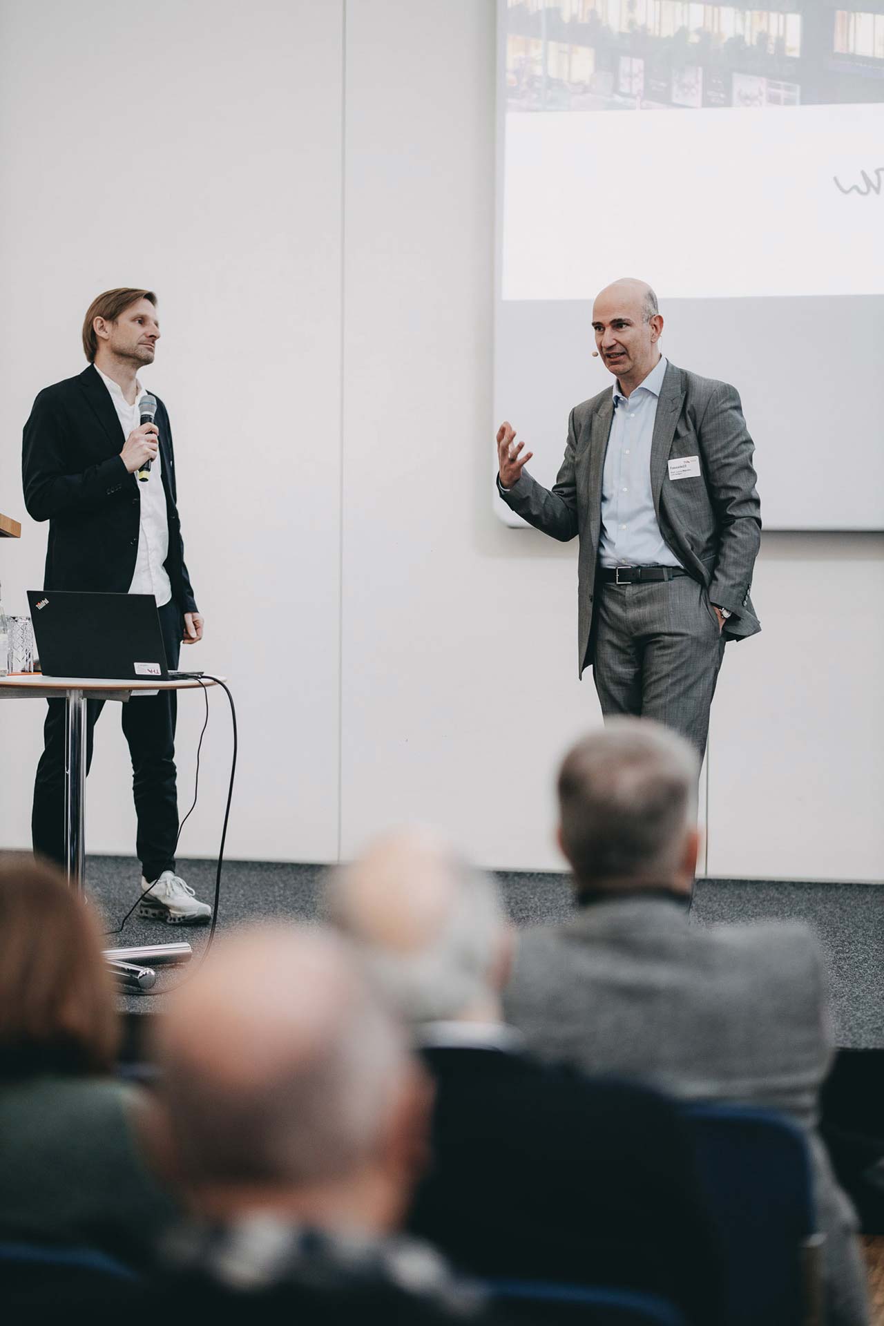 Prof. Timo Schmidt und Prof. Lucio Blandini im Gespräch bei der Fassadentagung. Die überregional bekannte Fachtagung ist integraler Bestandteil des Studiums.