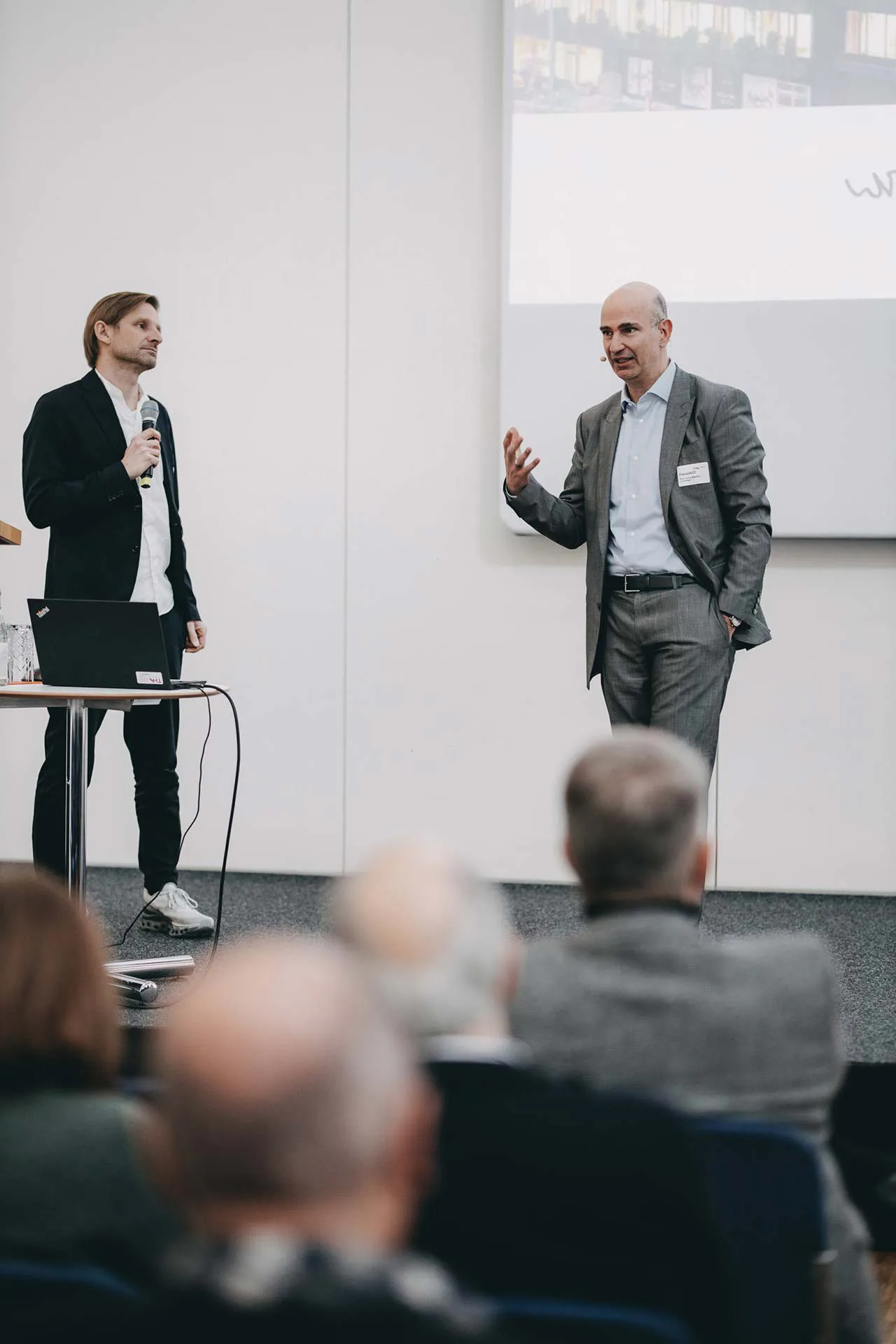 Prof. Timo Schmidt und Prof. Lucio Blandini im Gespräch bei der Fassadentagung. Die überregional bekannte Fachtagung ist integraler Bestandteil des Studiums.