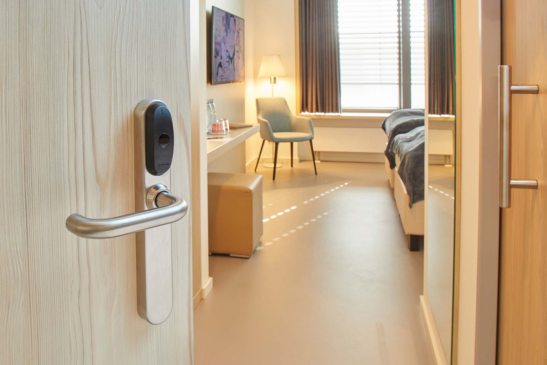 Elektronischer XS4 Original Beschlag von Salto an einer Hotelzimmertür im Connext-Campus.