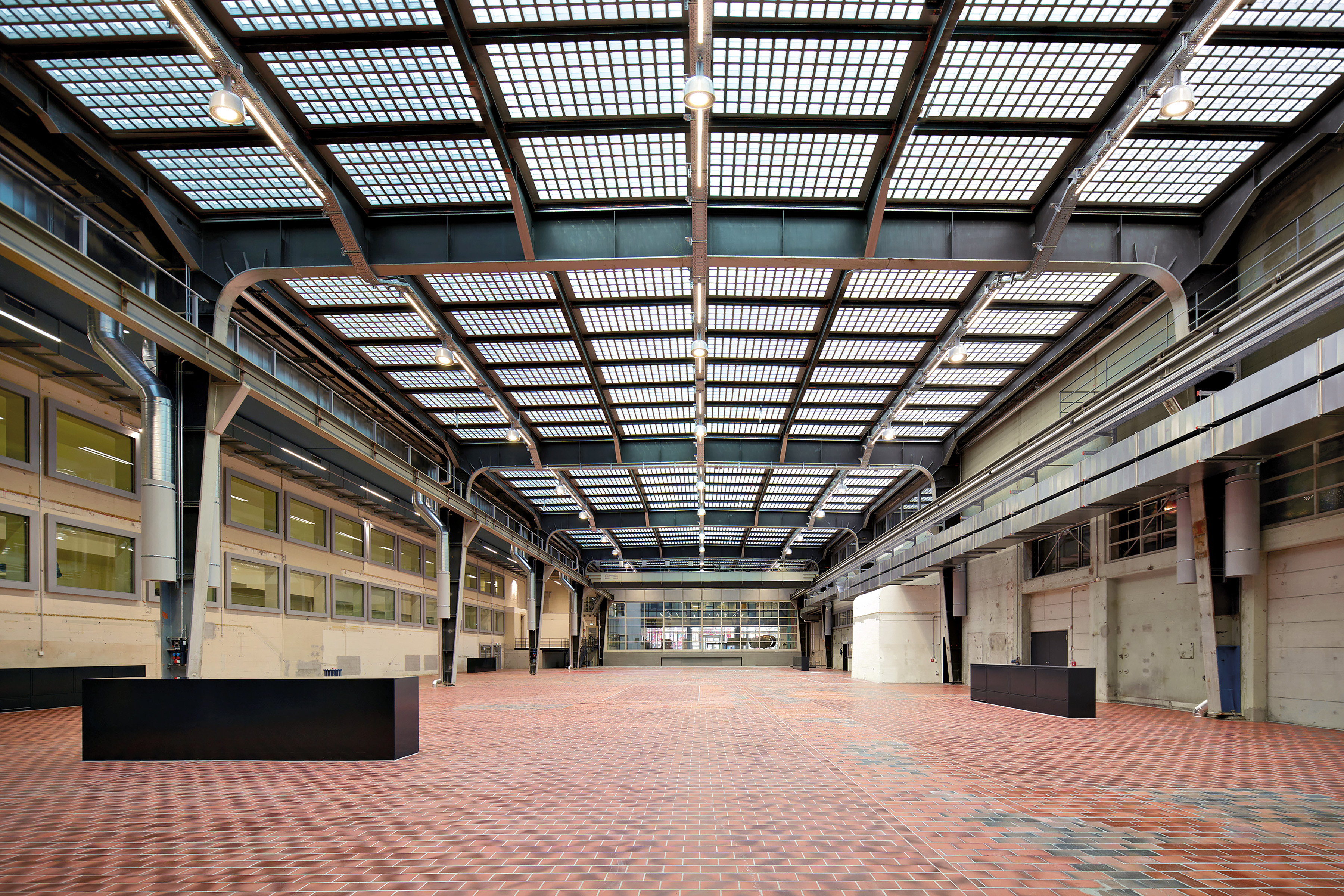 Das große Hallendach umfasst beinahe 12 000 Glasbausteine. Zu seiner energetischen Ertüchtigung
haben Itten+Brechbühl und der Hersteller Semadeni Glasbeton einen neuen Aufbau mit zeitgemäßem Dämmstandard realisiert.