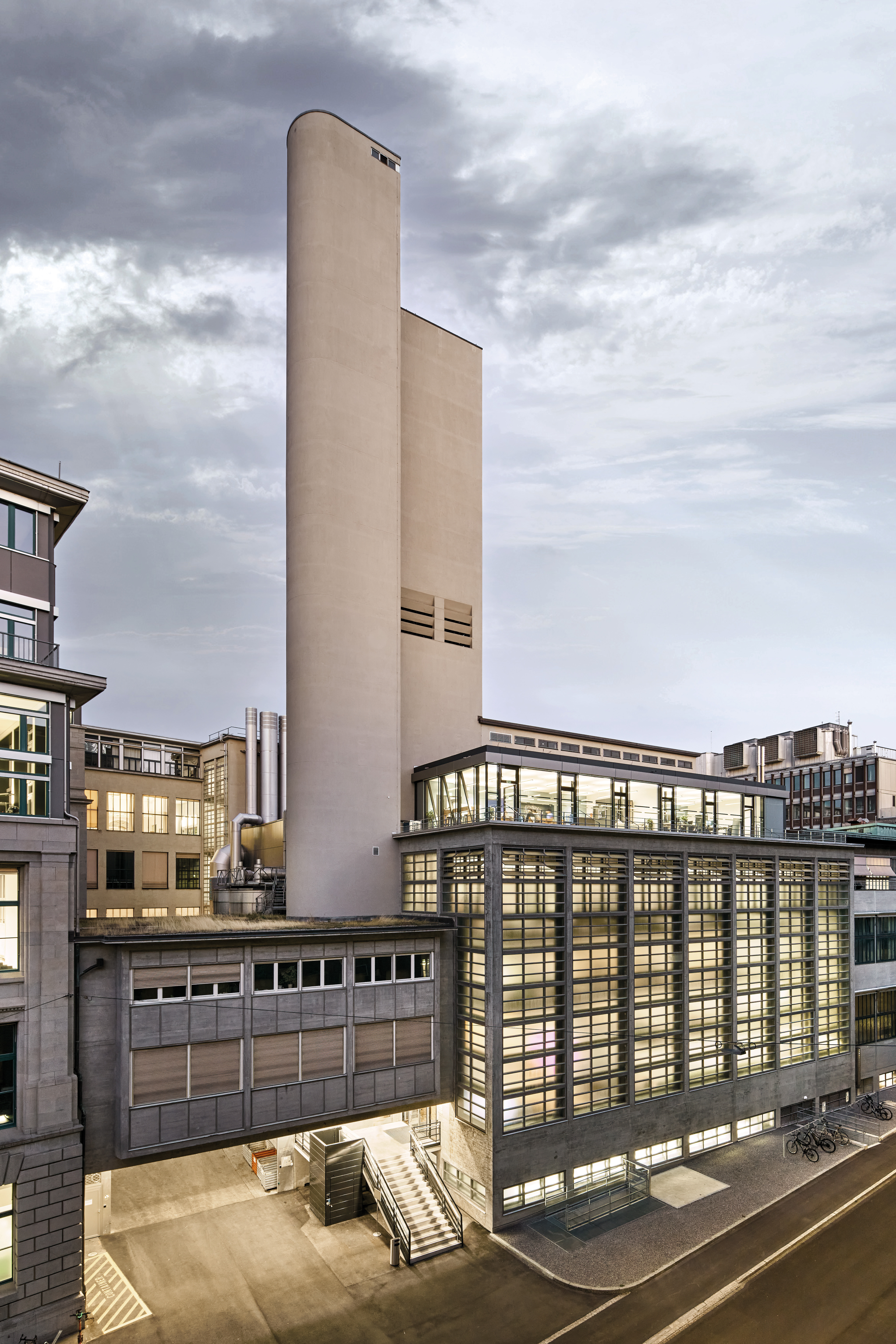 The smokestack of the heating plant built in the 1930s rises above the densely developed site. Today, coal is no longer fired here and the power plant merely serves as a substation for the district heating system.
