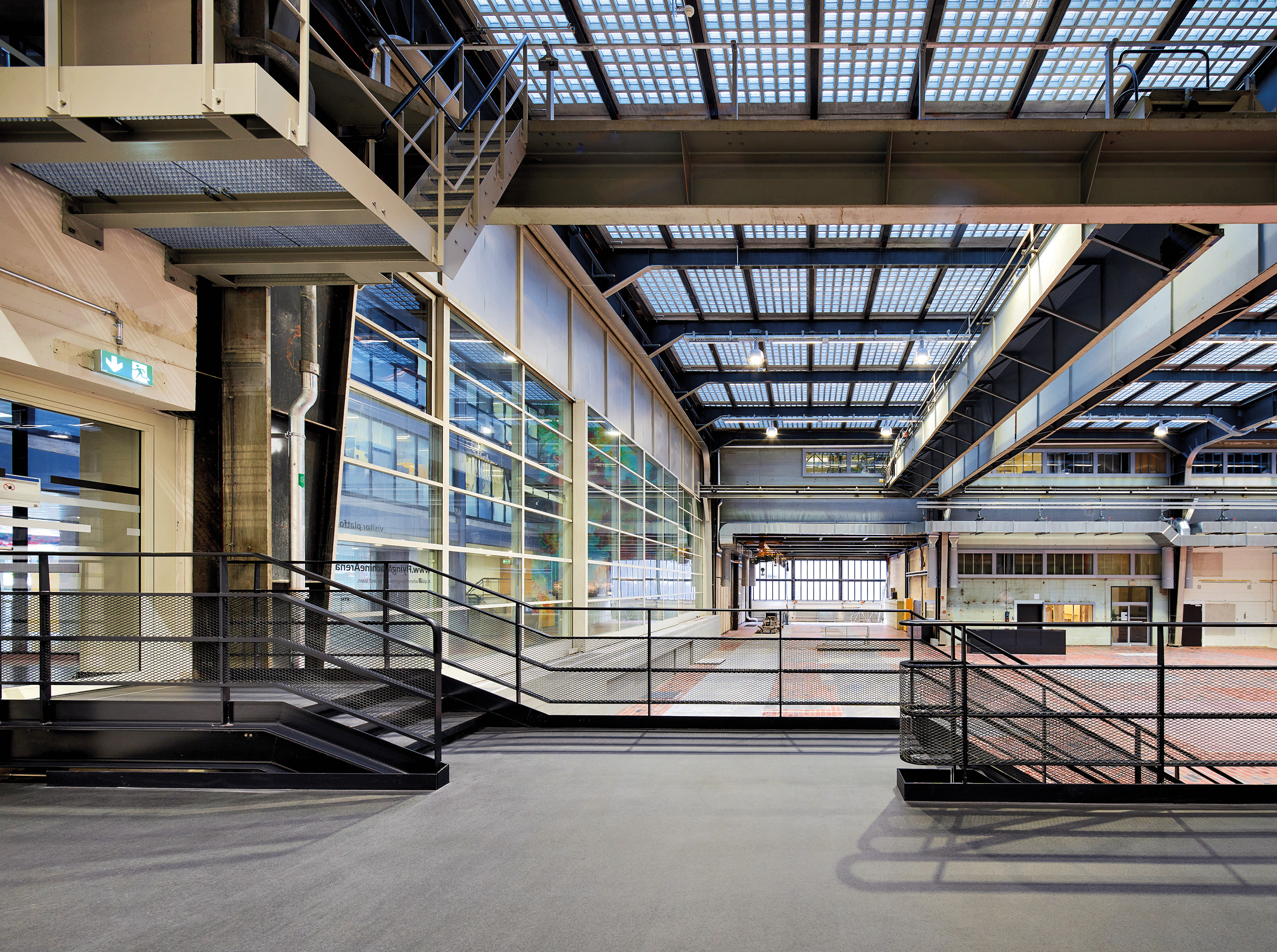 The delivery area used to be situated along the southern perimeter of the hall. Later, the passageway was enclosed by a glass wall. The overhead cranes still serve their original purpose.