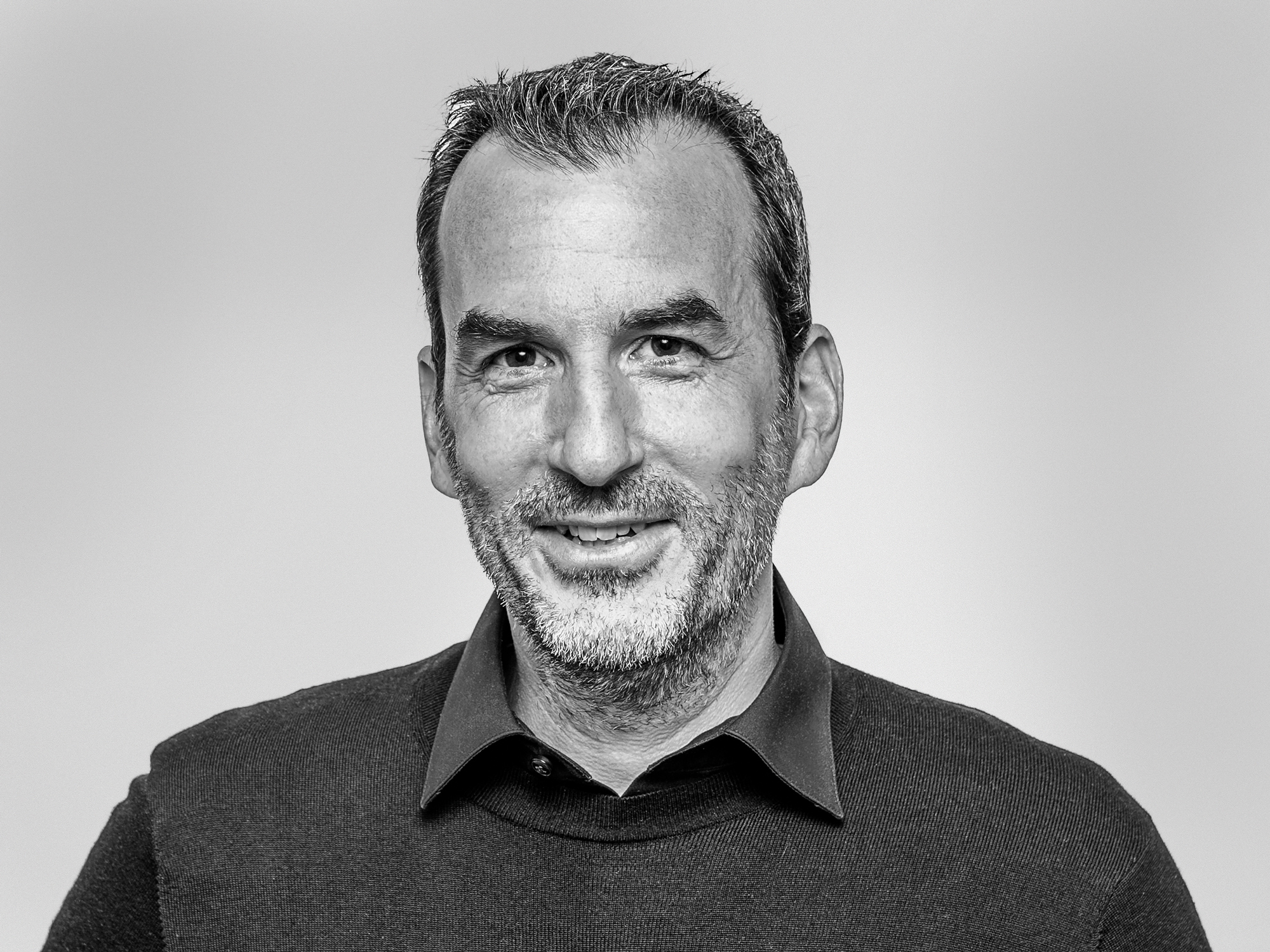 Achim Menges studierte Architektur an der TU Darmstadt und der Architectural Association in London. Seit 2008 ist er Professor an der Universität Stuttgart. Für seine Arbeit erhielt er 2023 als erster Architekt den mit 2,5 Millionen Euro dotierten Gottfried-Wilhelm-Leibniz-Preis der Deutschen Forschungsgemeinschaft. Derzeit ist Achim Menges Sprecher des Exzellenzclusters „Integratives computerbasiertes Planen und Bauen für eine transformative Architektur“ (IntCDC) an der Universität Stuttgart.
