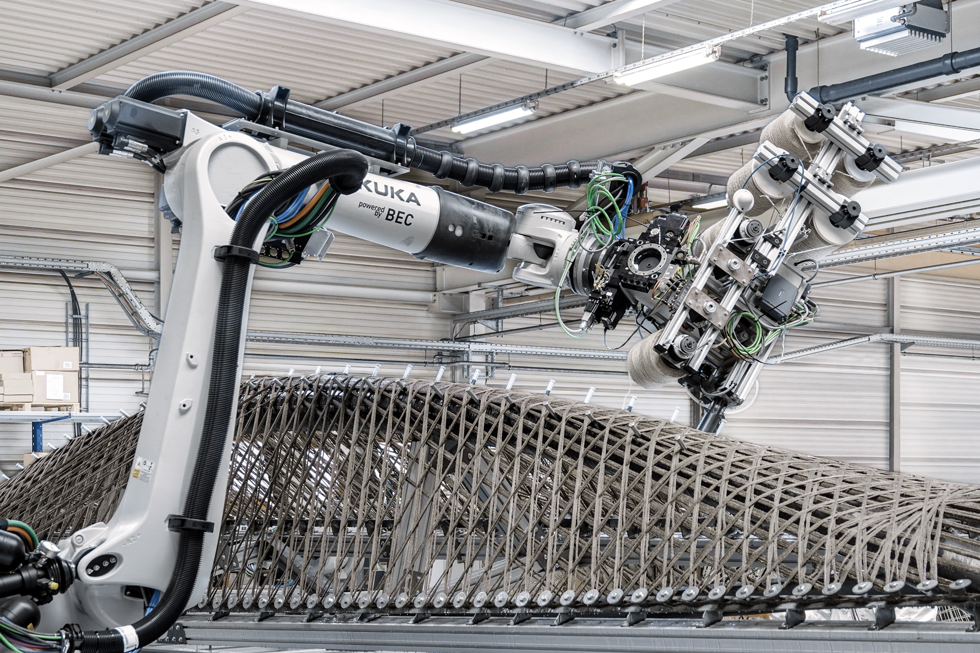 Robotische Plattform zur Vorfertigung tragender Naturfaserelemente aus Flachs, die auch beim Neubau des Forschungsclusters IntCDC an der Universität Stuttgart zum Einsatz kommen sollen.