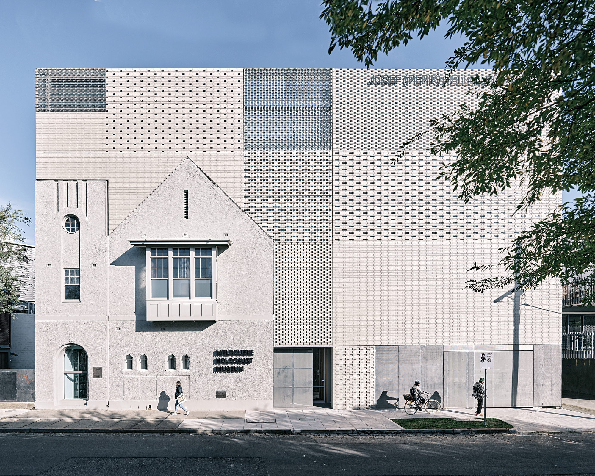 Die Straßenfassade des Holocaust-Museums in Melbourne besteht aus neun Mauerwerksverbänden mit unterschiedlichem Transparenzgrad. Dahinter verbirgt sich eine bombensichere Betonstruktur.