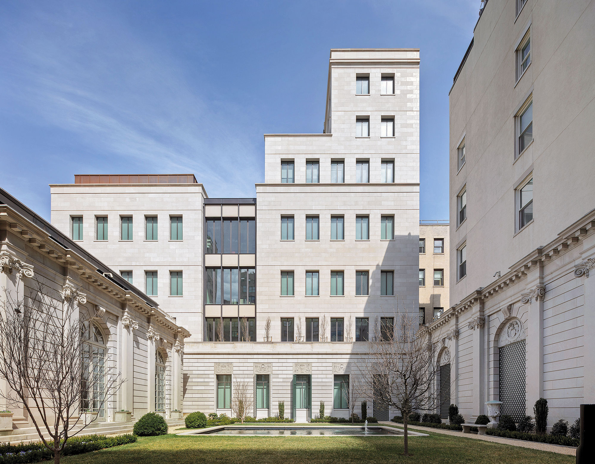 Bei der Erweiterung der Frick Collection in New York knüpft Selldorf an die Materialpalette der historischen Gebäude an und verwendet ebenfalls Indiana-Kalkstein im Blockverband.