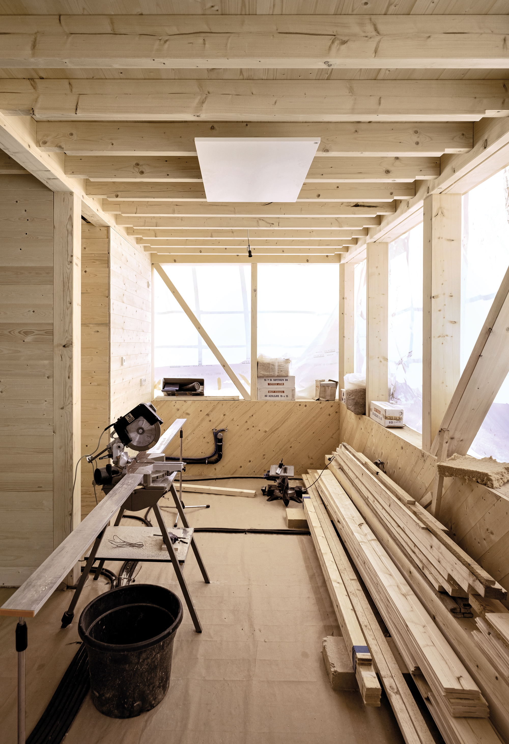 Die Deckenbalken im Haus haben Spannweiten unter 2,40 m und konnten dadurch aus Schnittholz hergestellt werden. Darunter angebrachte InfrarotStrahlungsplatten liefern Heizwärme.