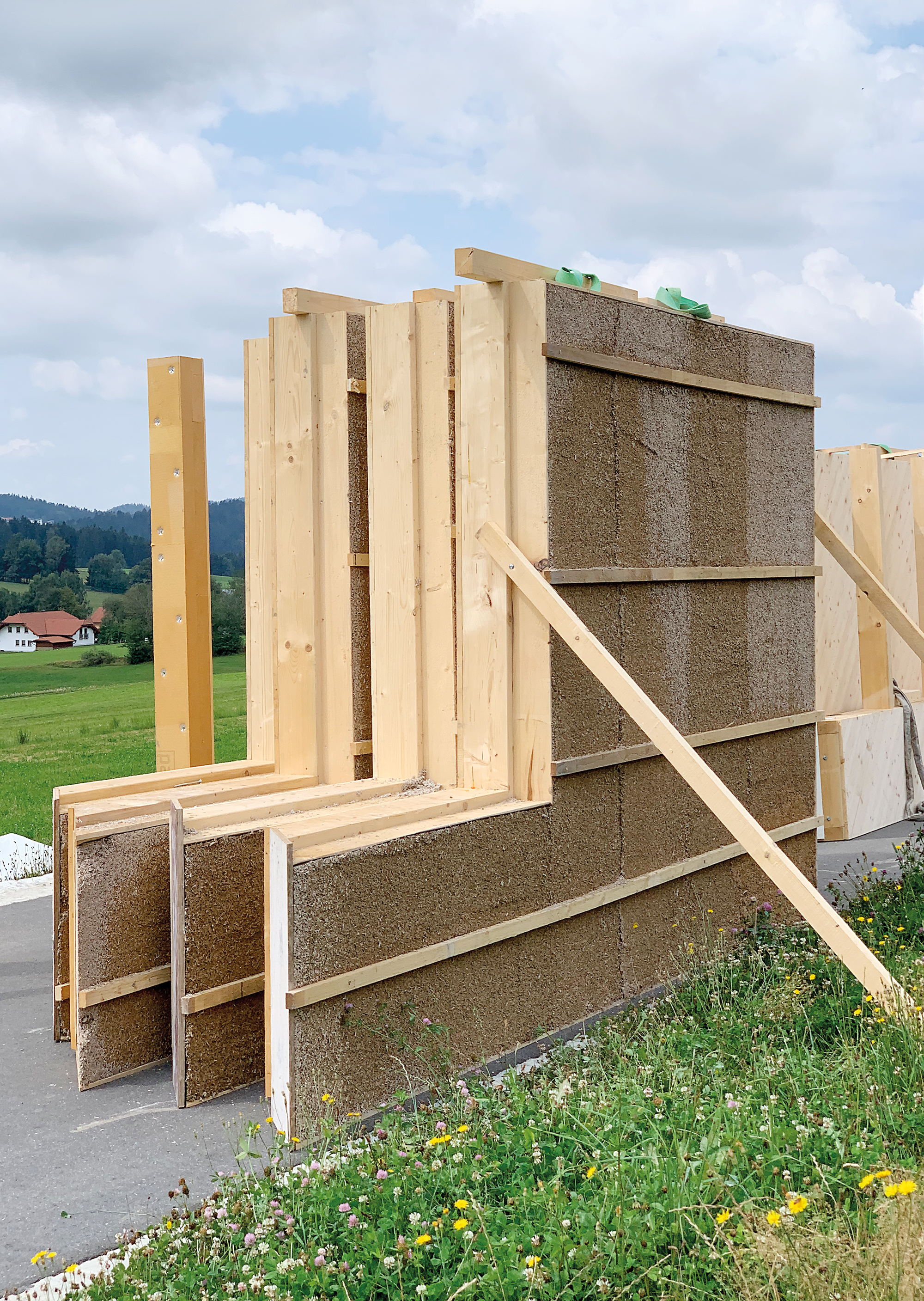 Die vorgefertigten ­Außenwände sind mit insgesamt 360 mm Hanfkalk gedämmt. Außen kam ein Kalkputz dazu, auf der Innenseite der Fassaden steift eine Diagonalschalung das Gebäude aus.
