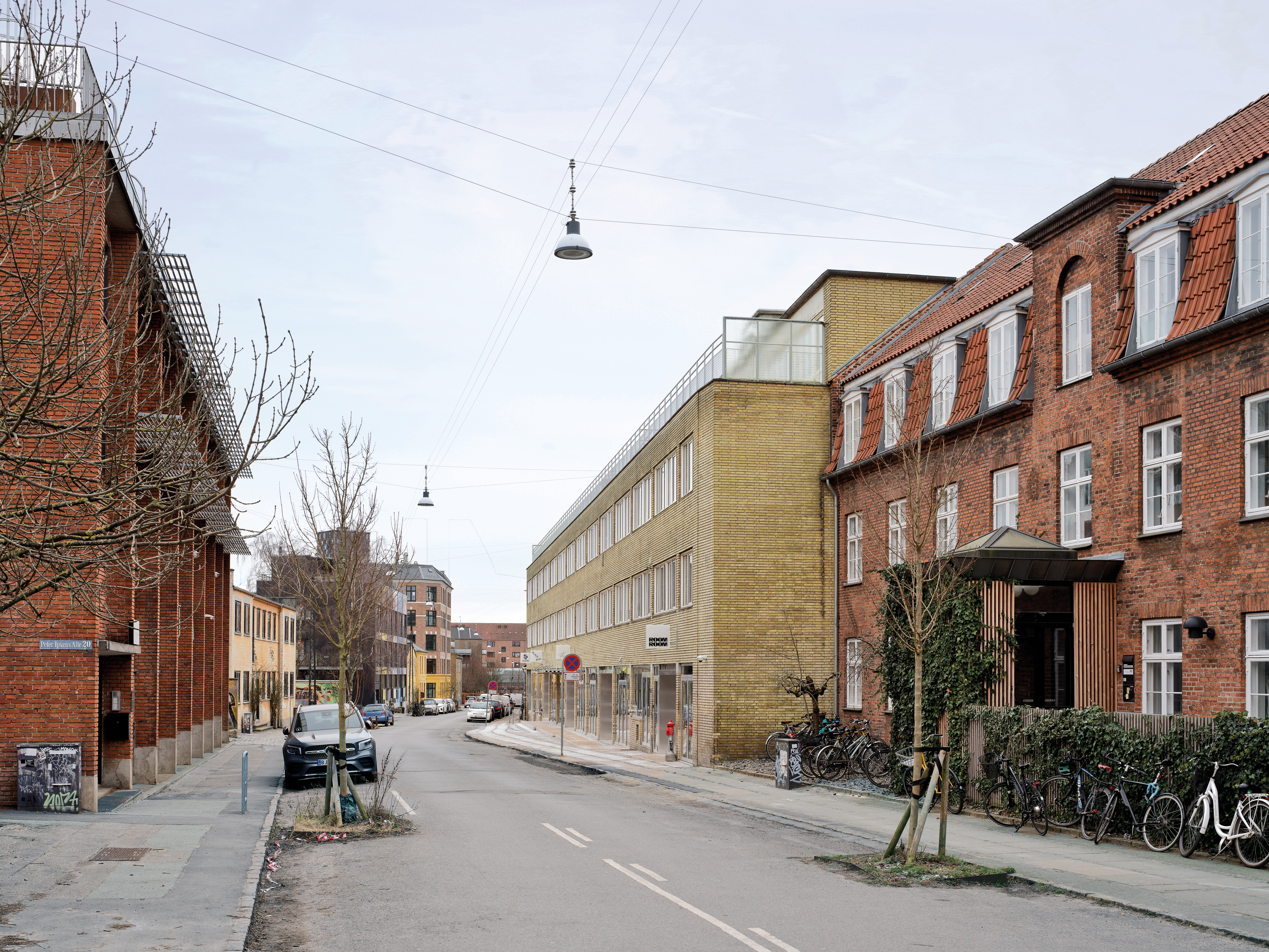 Facing the street, the building remained nearly unchanged. By merely cleaning the facade, the planners unveil the aesthetics of a type of architecture that is often overlooked.