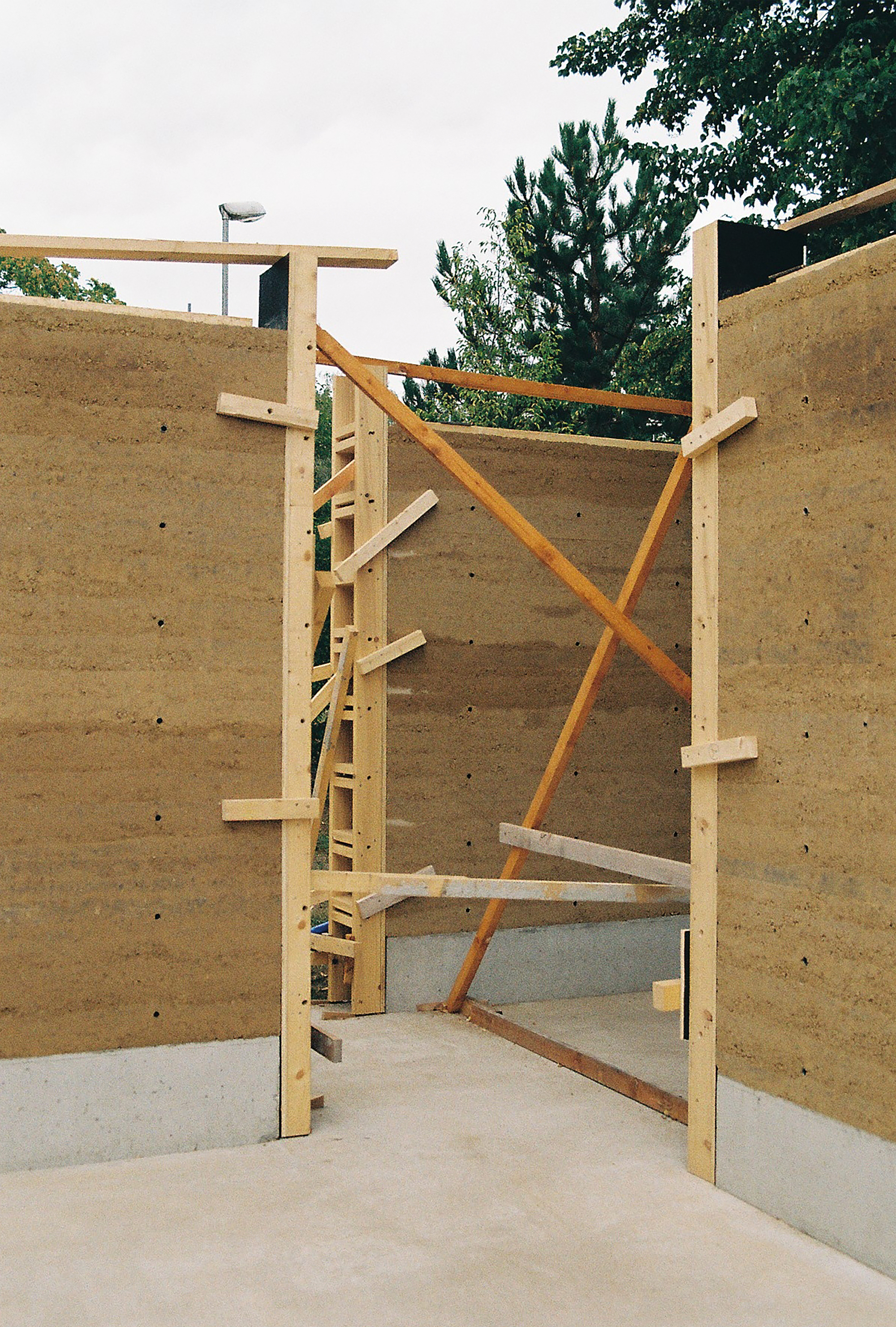 Holes in the walls resulting from formwork anchors remain open.They are reinforced with steel pipes, servingas flexible hangers for pictures, showcases and shelving.