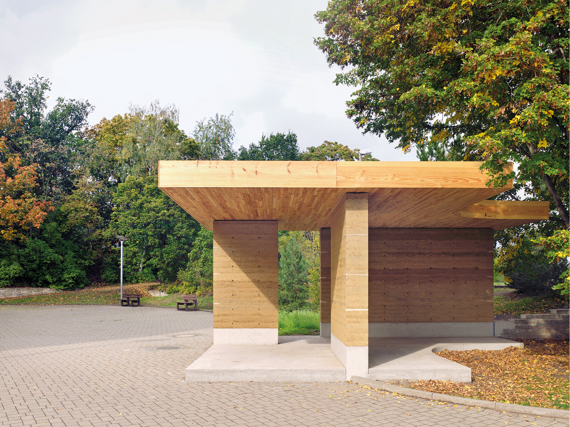 The small building demonstrates how ­contemporary earthen construction can become a call for using the archaic natural ­construction material.
