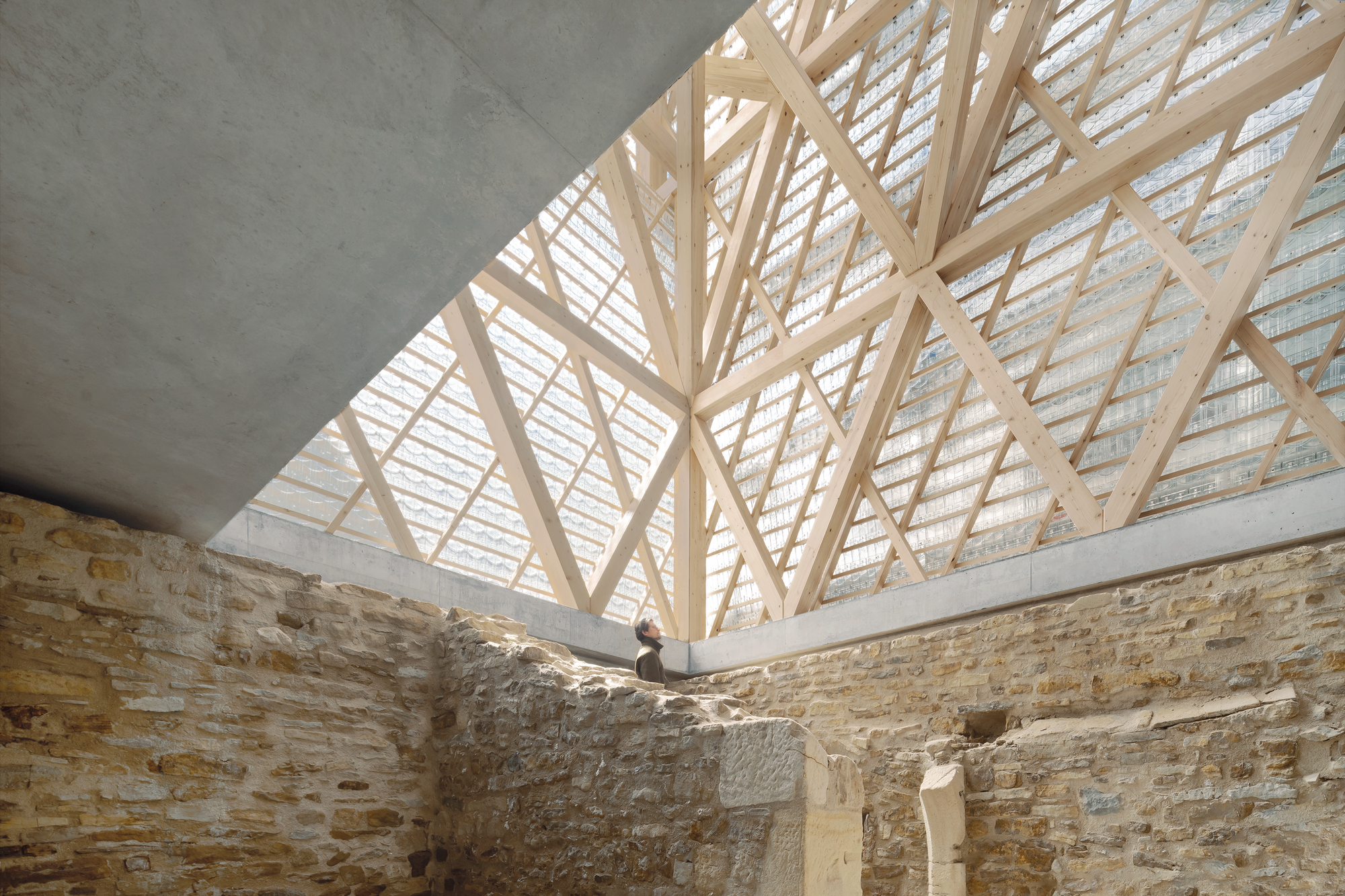 The vaulted cellar of the Stone House was revealed during a structural engineering survey for the competition. The cellar was partially excavated. Students of HFT Stuttgart built a new rammed earth floor in this area in the course of a workshop.