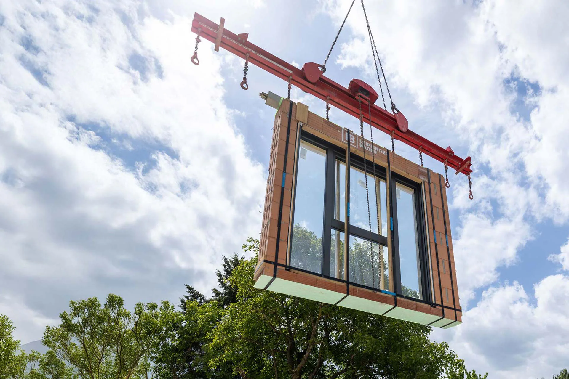 Das Bauen mit Ziegelfertigteilen basiert auf einem durchdachten System: Im Werk werden großformatige Wandelemente aus Ziegeln vorgefertigt – passgenau nach den individuellen Anforderungen des jeweiligen Bauprojekts.