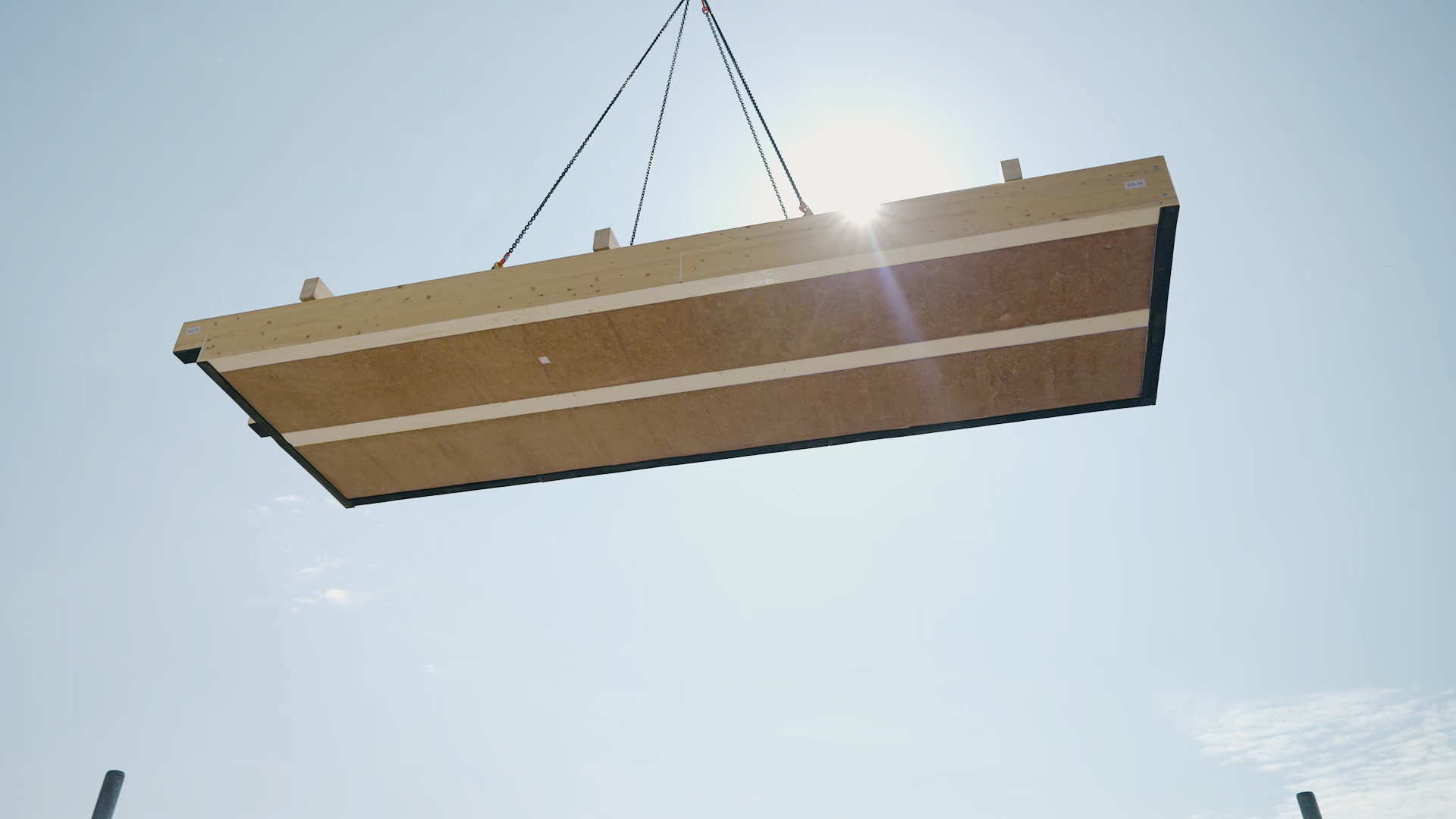 Die Holz-Lehm Massivdecke vereint das Beste aus zwei Welten: Die hohe Masse und den Brandwiderstand mineralischer Decken mit der CO₂-Negativität und Rezyklierbarkeit des biogenen Bauens. Ein innovativer Gießprozess ermöglicht zudem ein kostengünstiges und großmaßstäbliches Produktionsverfahren. Die Montage erfolgt zügig, trocken und mit minimalen Lärmemissionen.